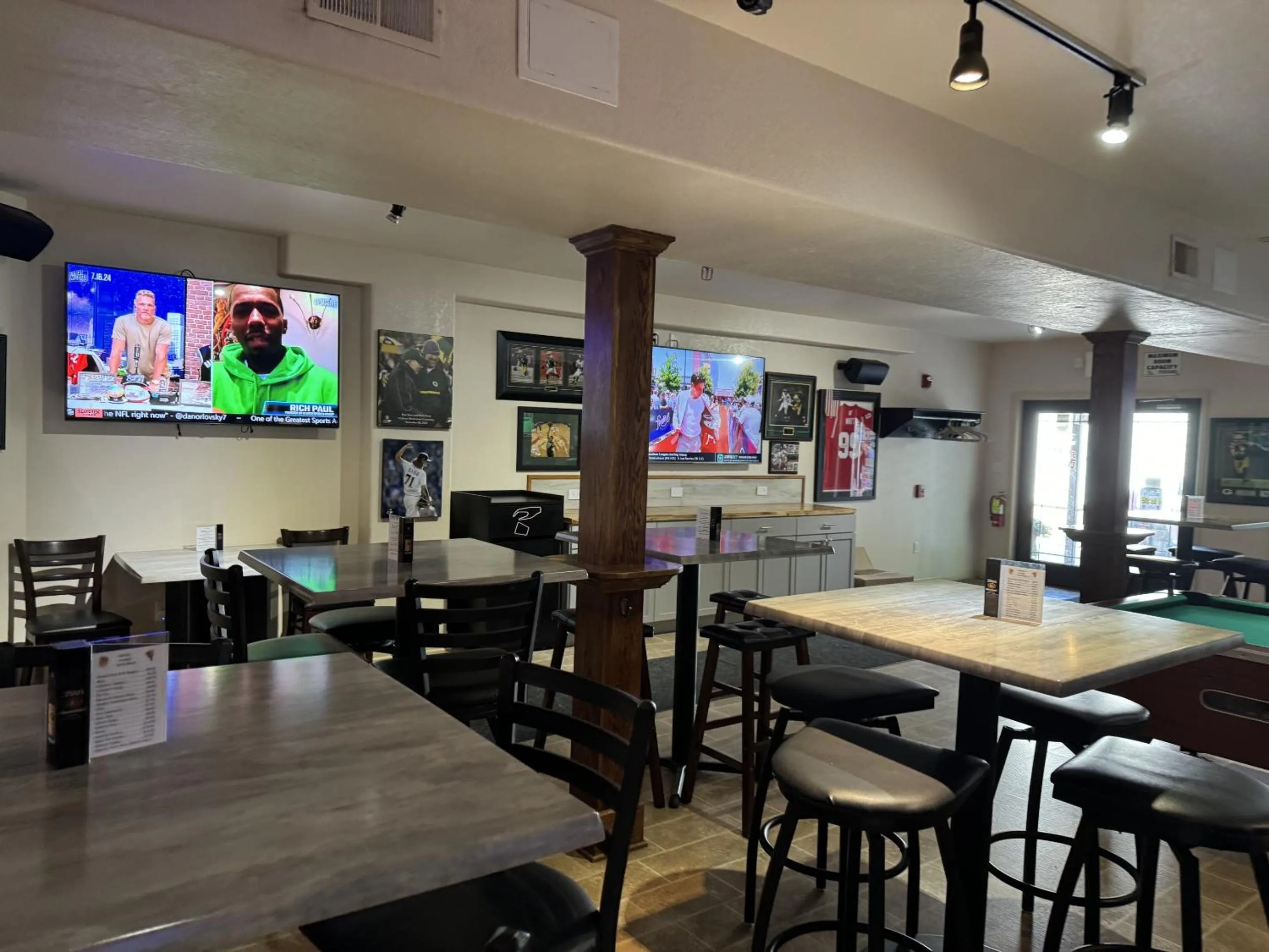 Lounge or bar in Price Pointe Inn