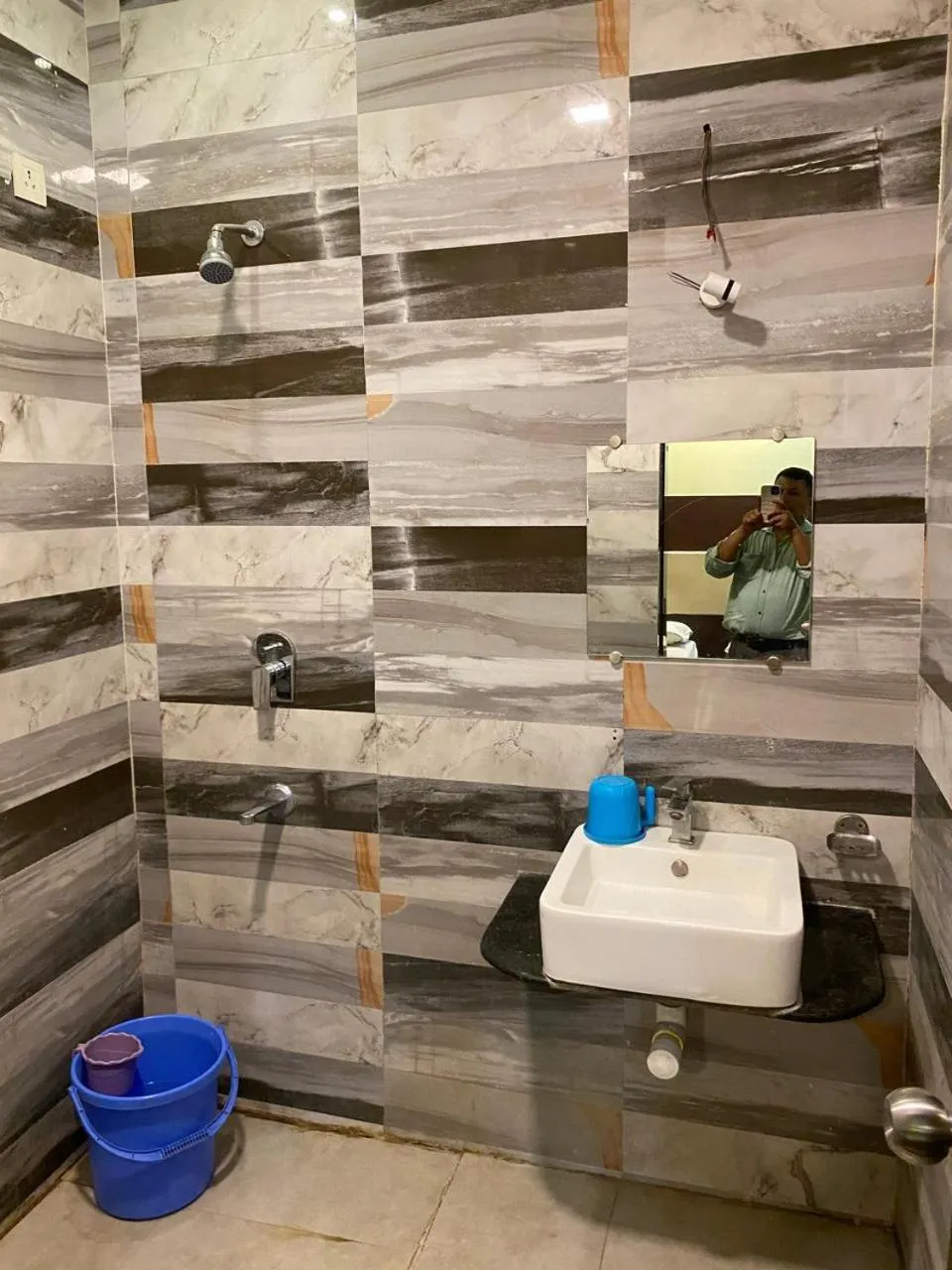 Shower in Hotel Skylark