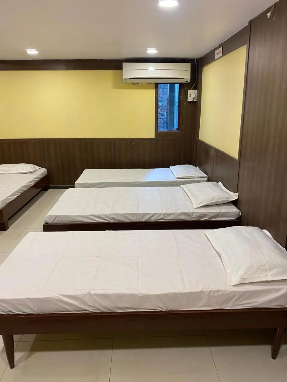 Bed in Hotel Skylark