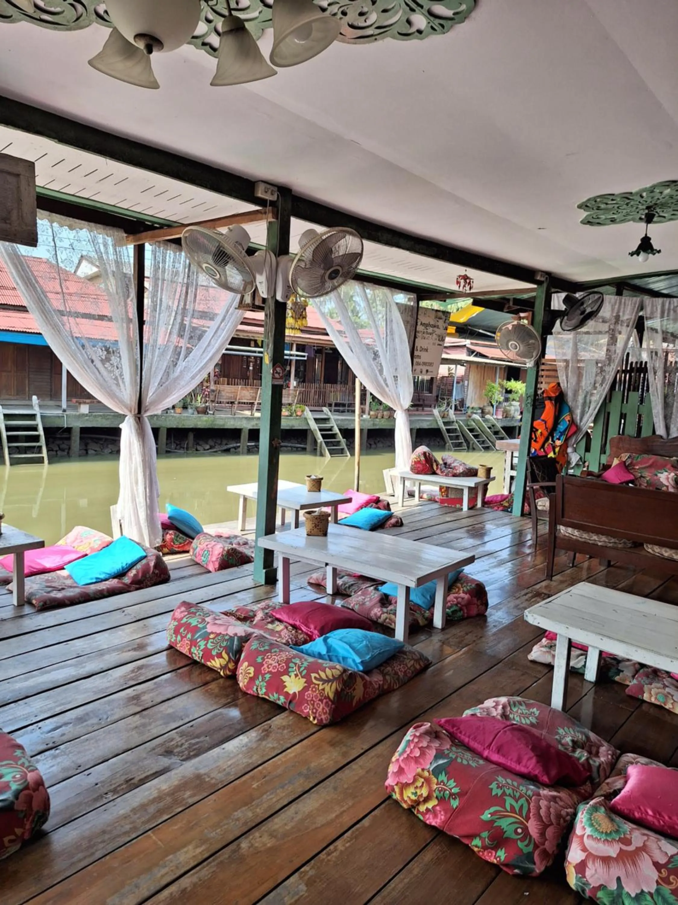 Baanrak amphawa homestay