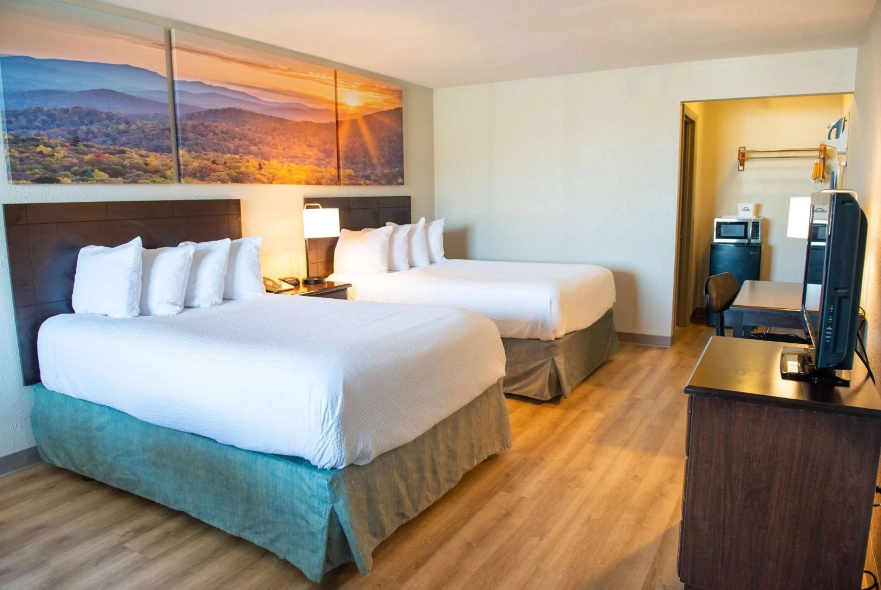 Photo of the whole room, Bed in Days Inn by Wyndham Waynesboro