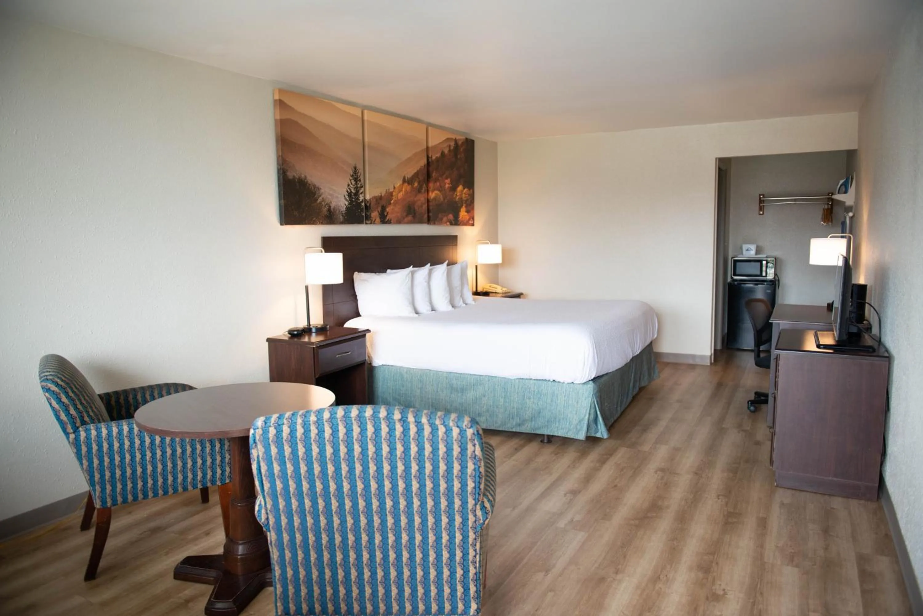 Bed in Days Inn by Wyndham Waynesboro