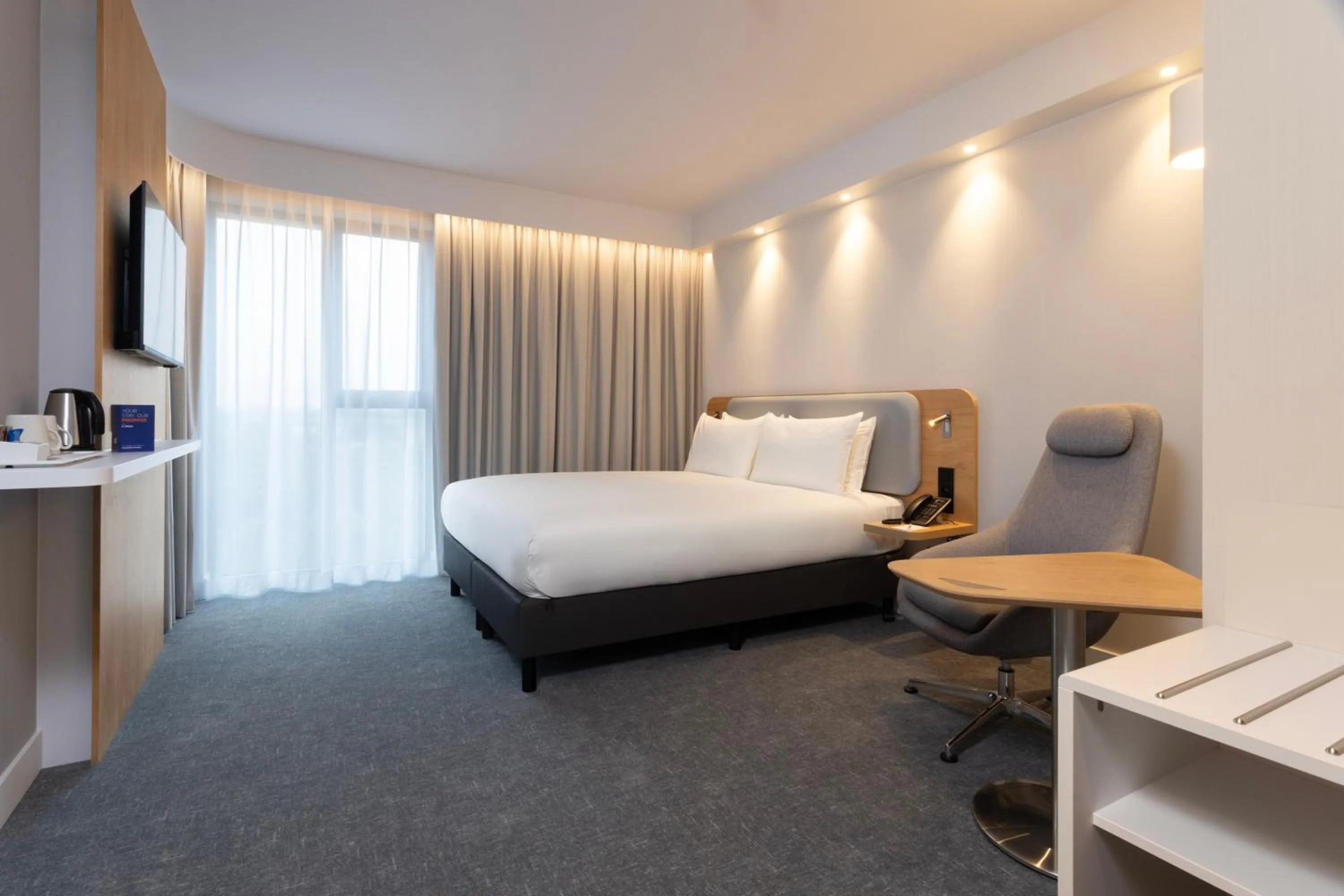 Bed in Holiday Inn Express Brussels - Airport by IHG