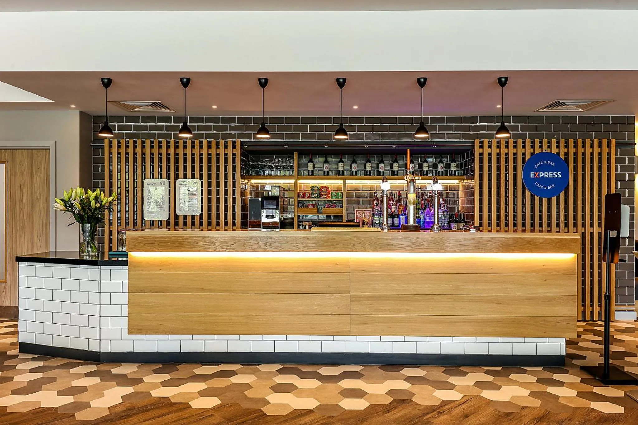Lounge or bar in Holiday Inn Express Brussels - Airport by IHG