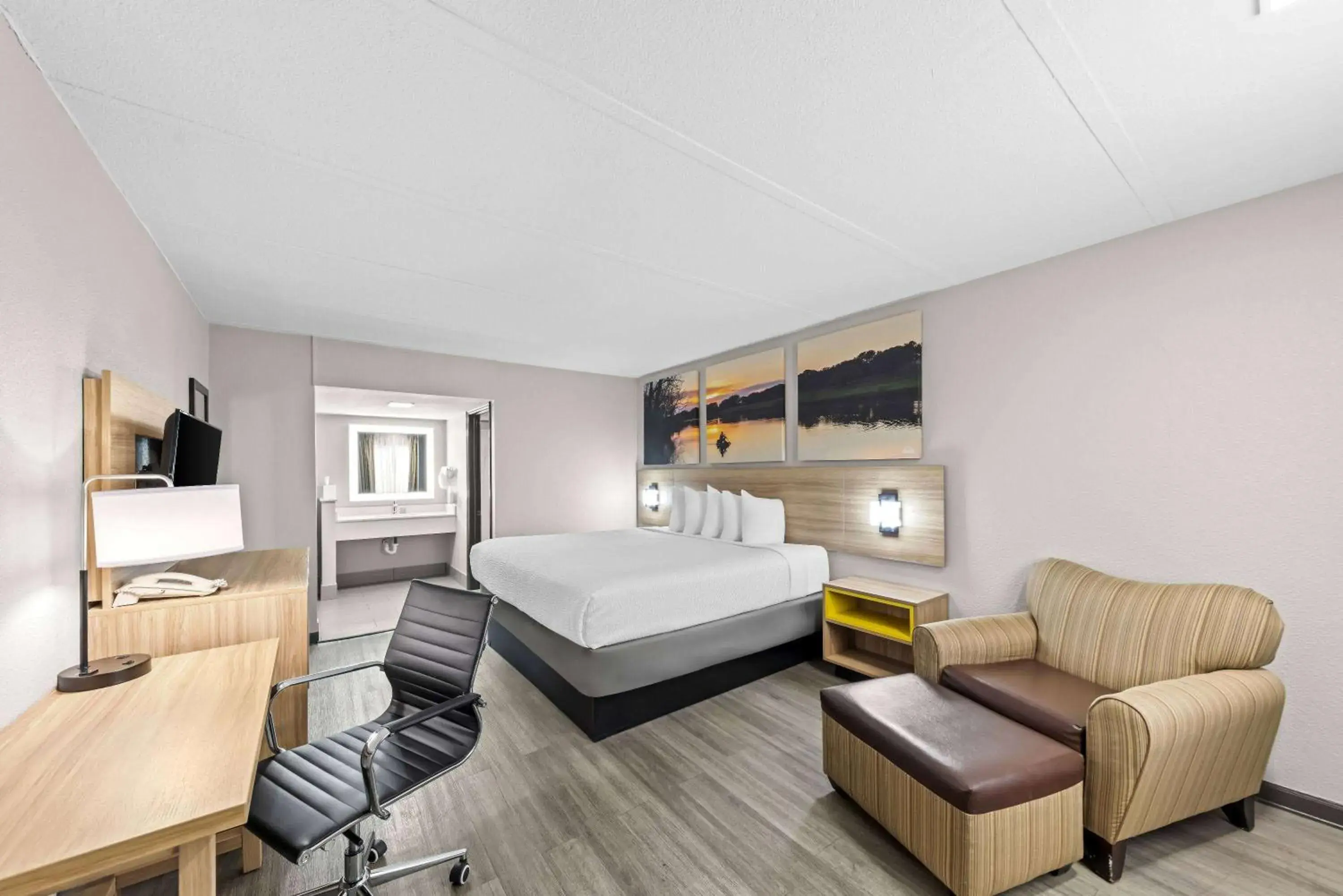 King Room - Disability Access/Non-Smoking in Days Inn by Wyndham Gainesville King Room - Disability Access/Non-Smoking in Days Inn by Wyndham Gainesville