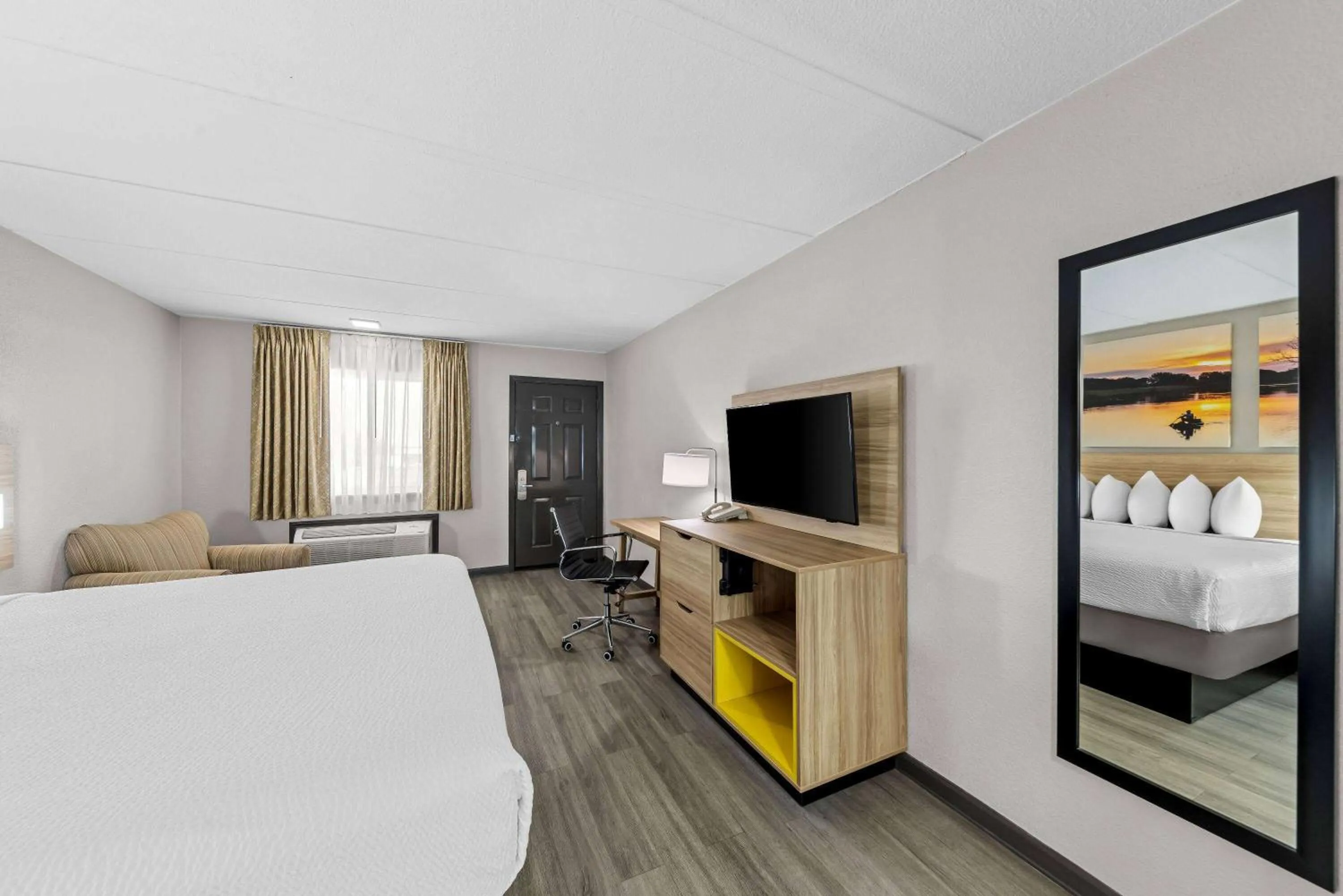 Bed in Days Inn by Wyndham Gainesville