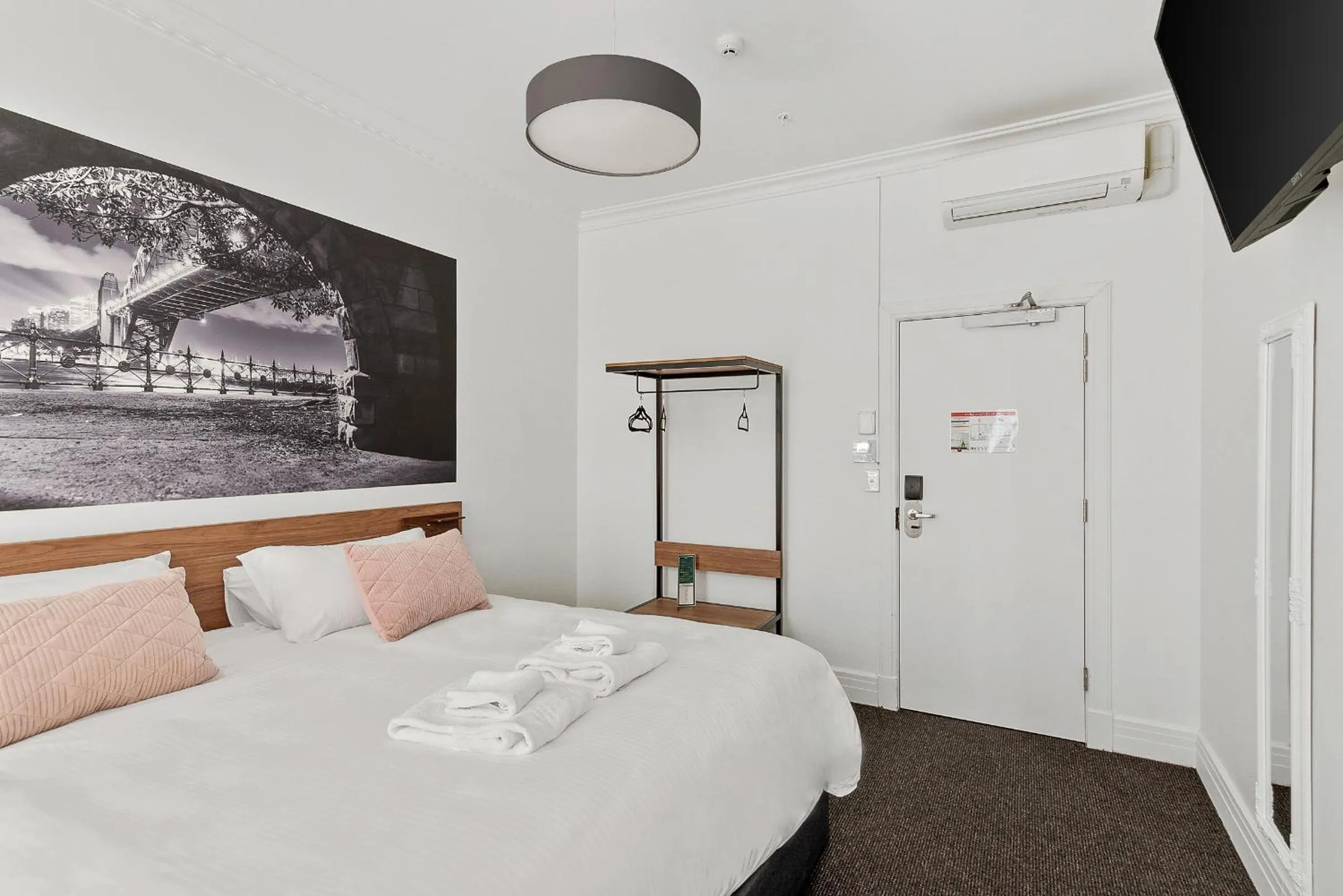Photo of the whole room, Bed in Criterion Hotel Sydney