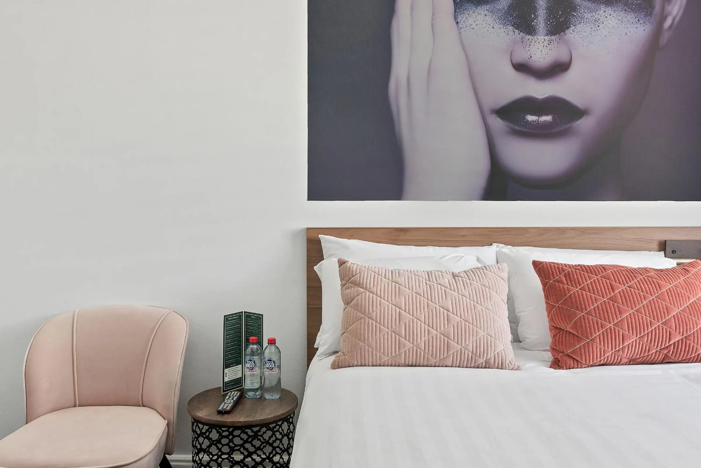 Bed in Criterion Hotel Sydney