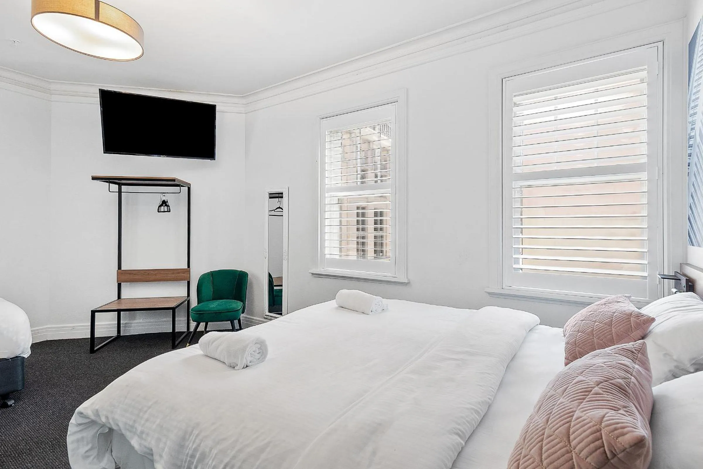 Photo of the whole room, Bed in Criterion Hotel Sydney