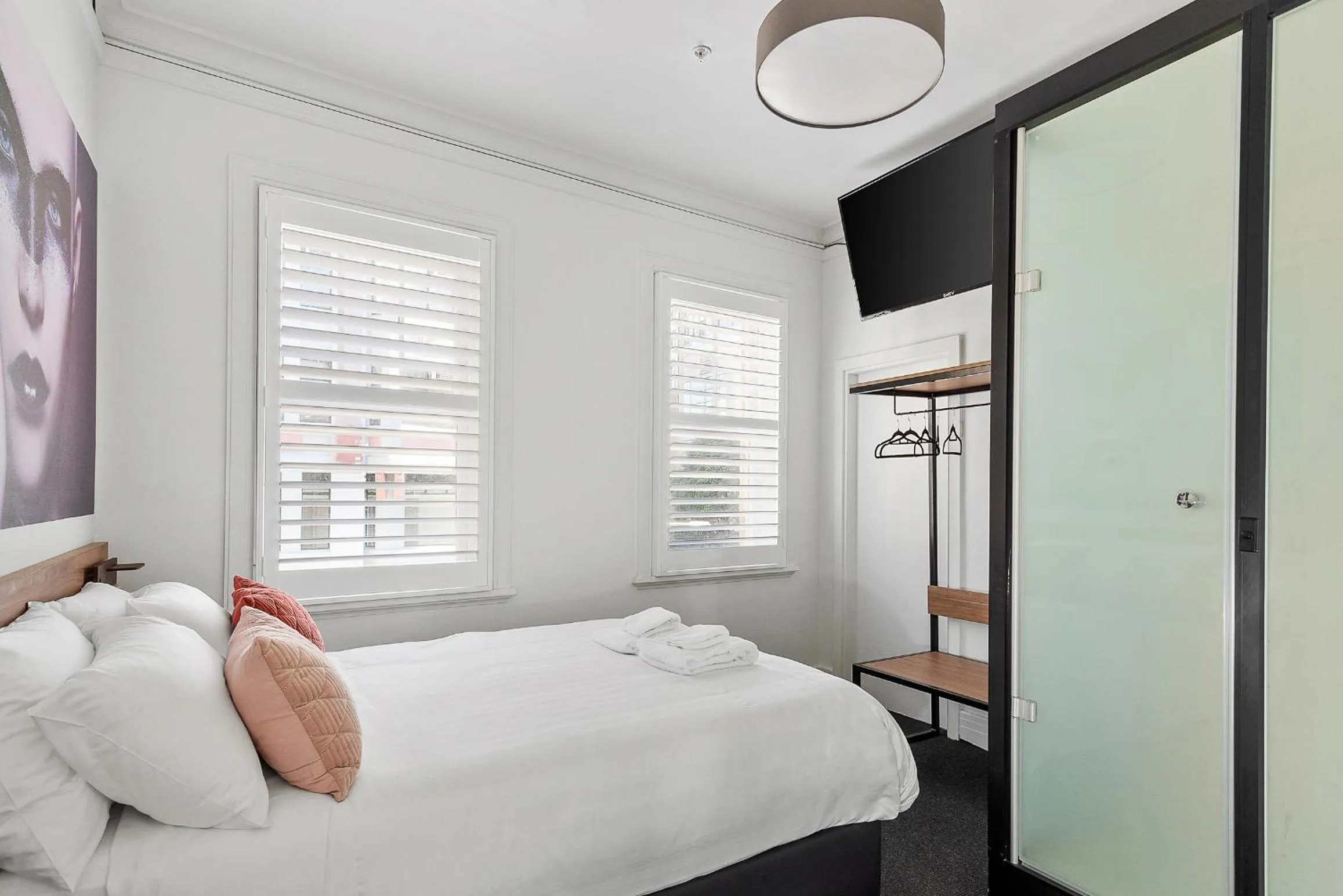 Photo of the whole room, Bed in Criterion Hotel Sydney