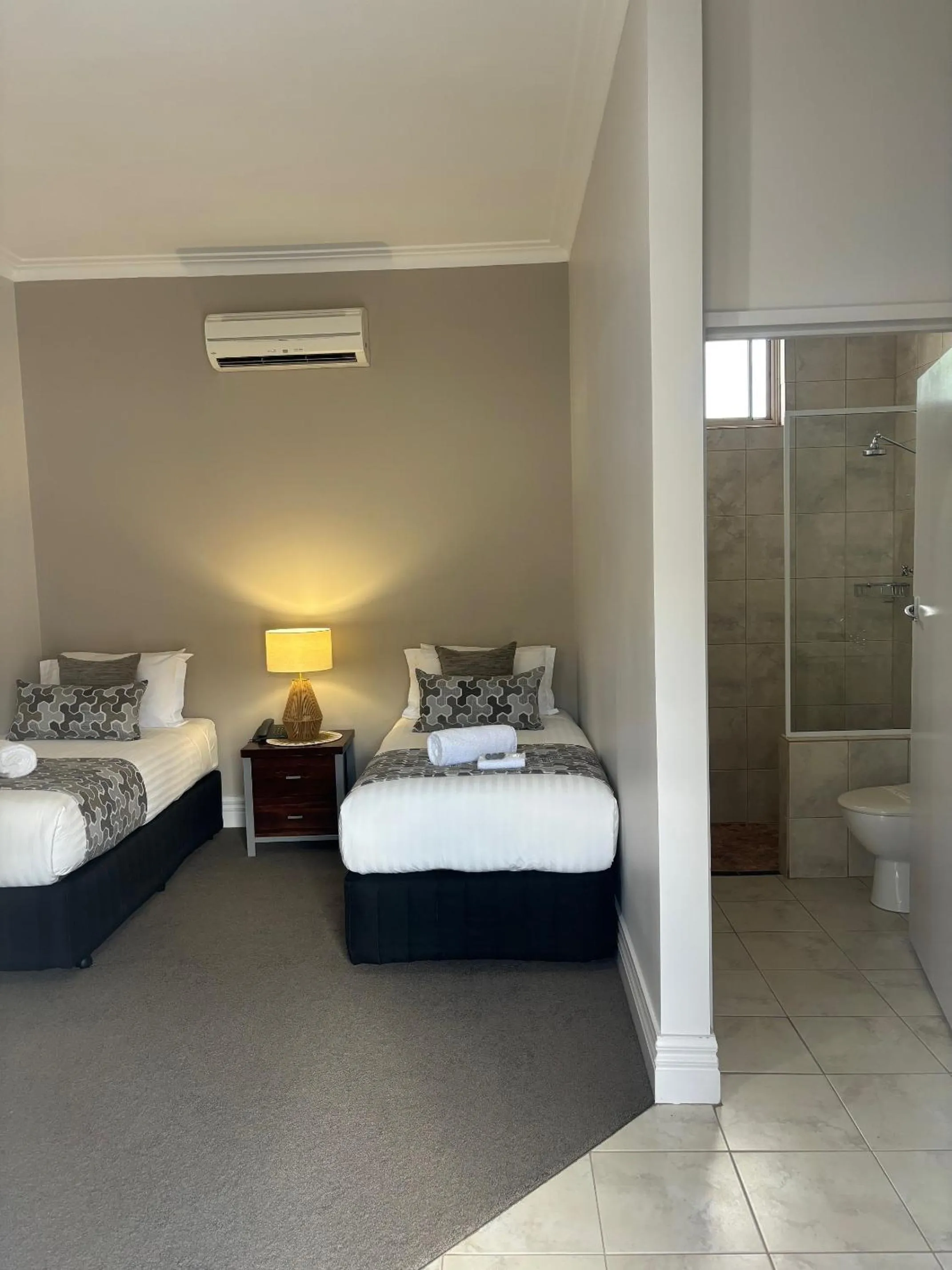 Property building, Bed in Silver Haven Motor Inn