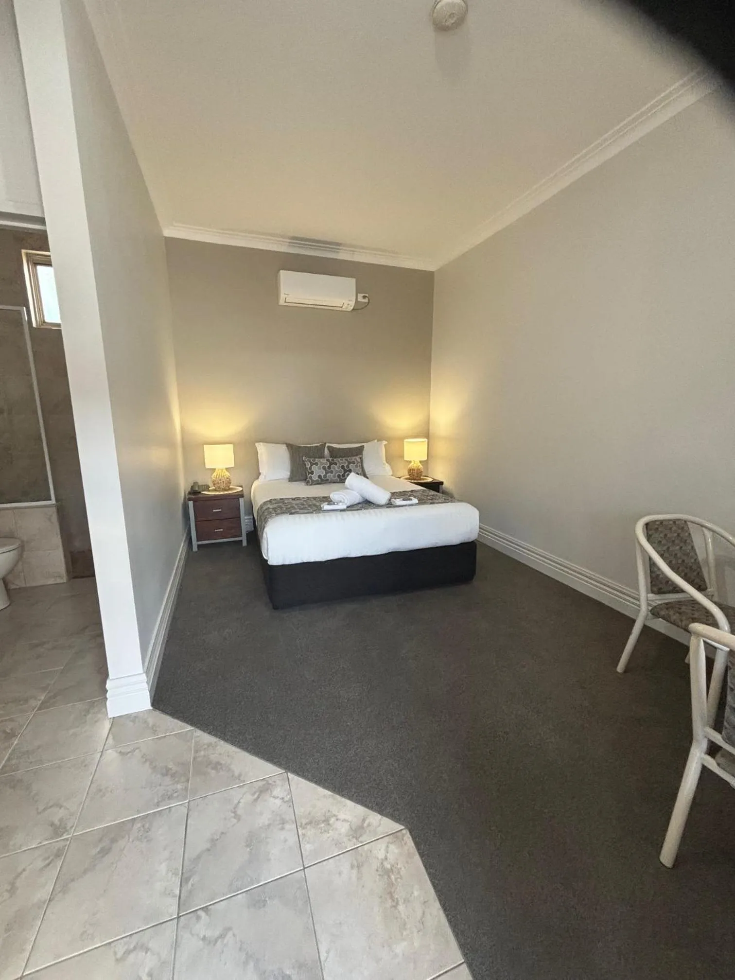 Property building, Bed in Silver Haven Motor Inn