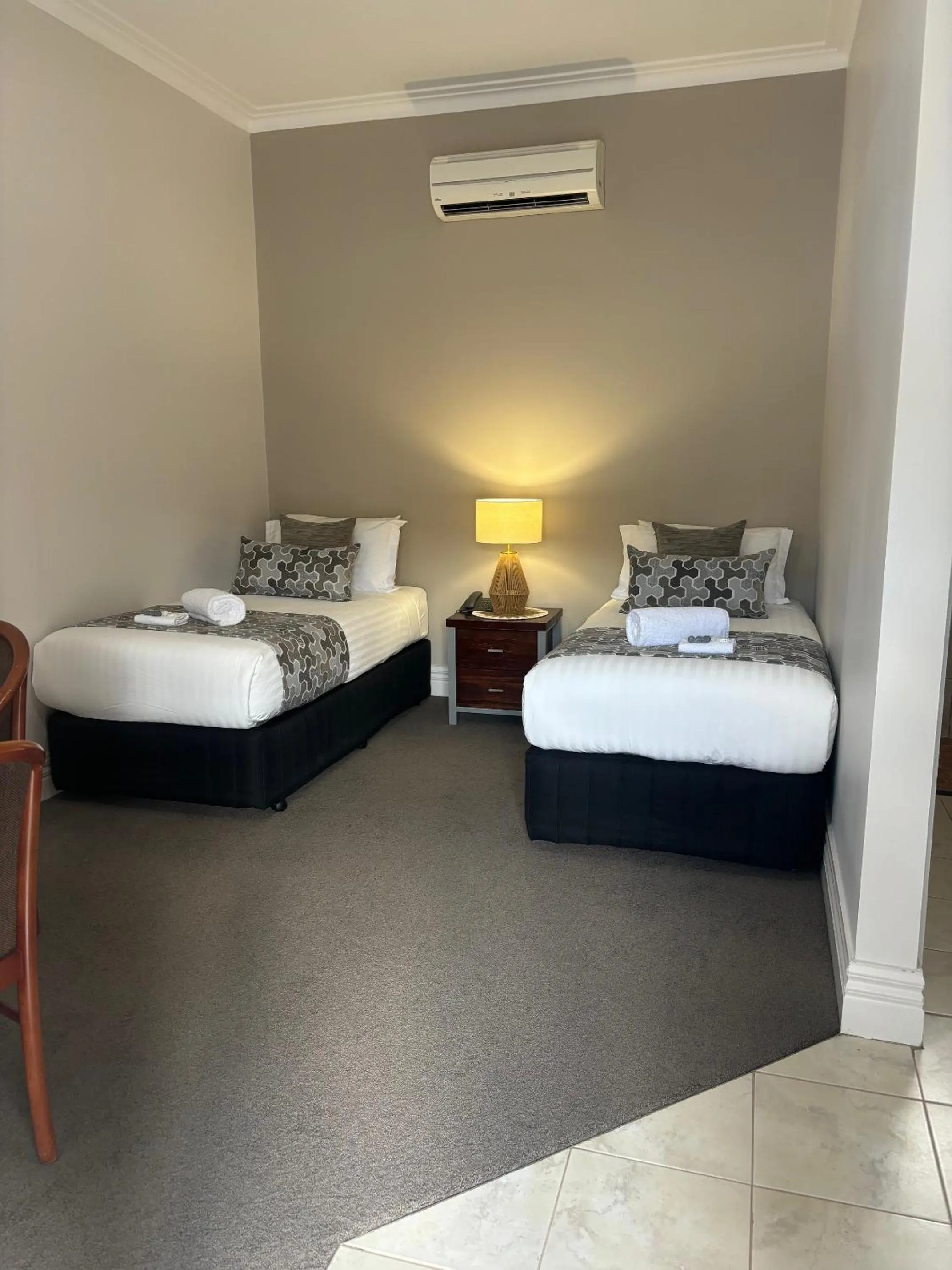 Property building, Bed in Silver Haven Motor Inn