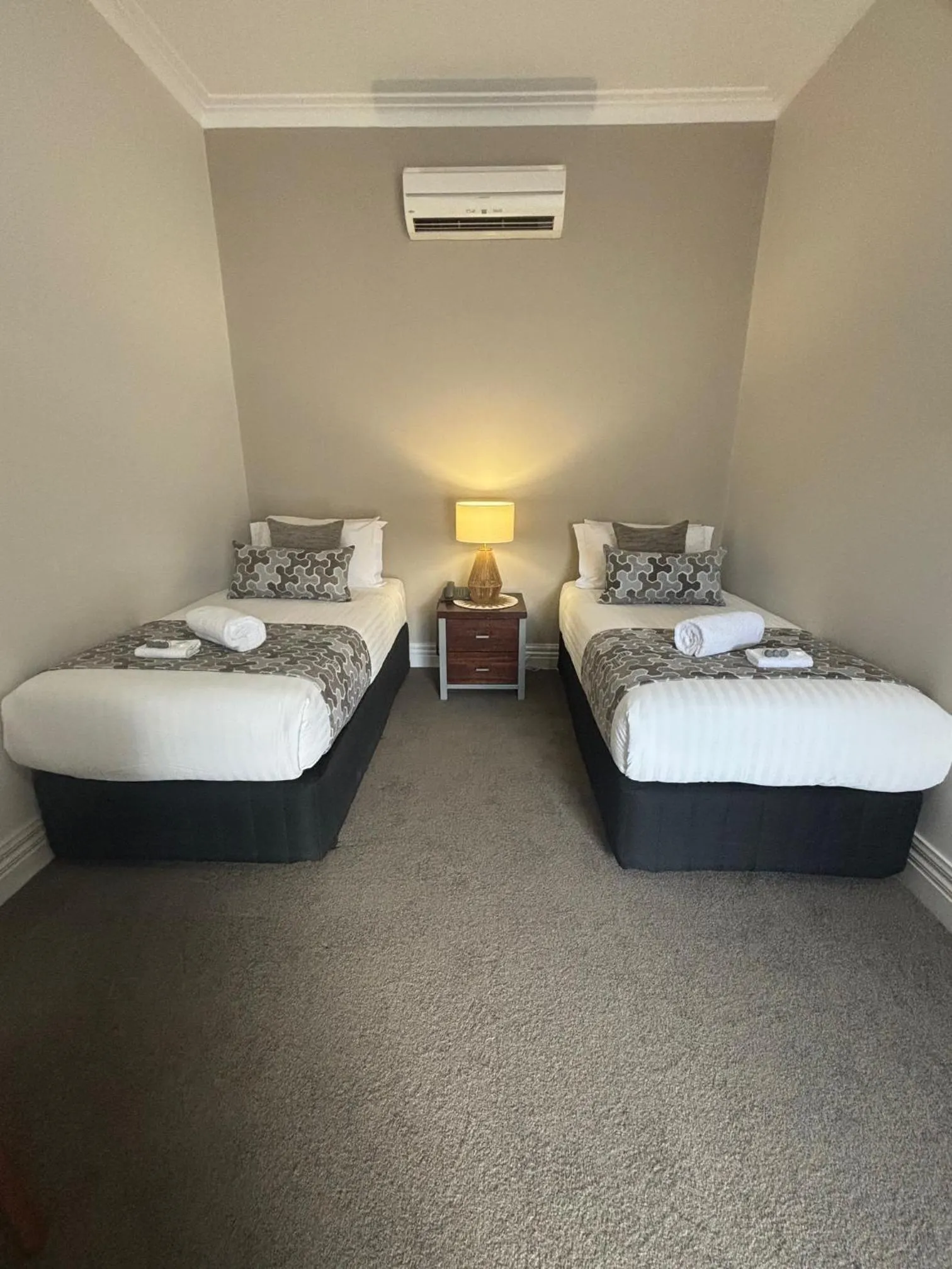 Property building, Bed in Silver Haven Motor Inn