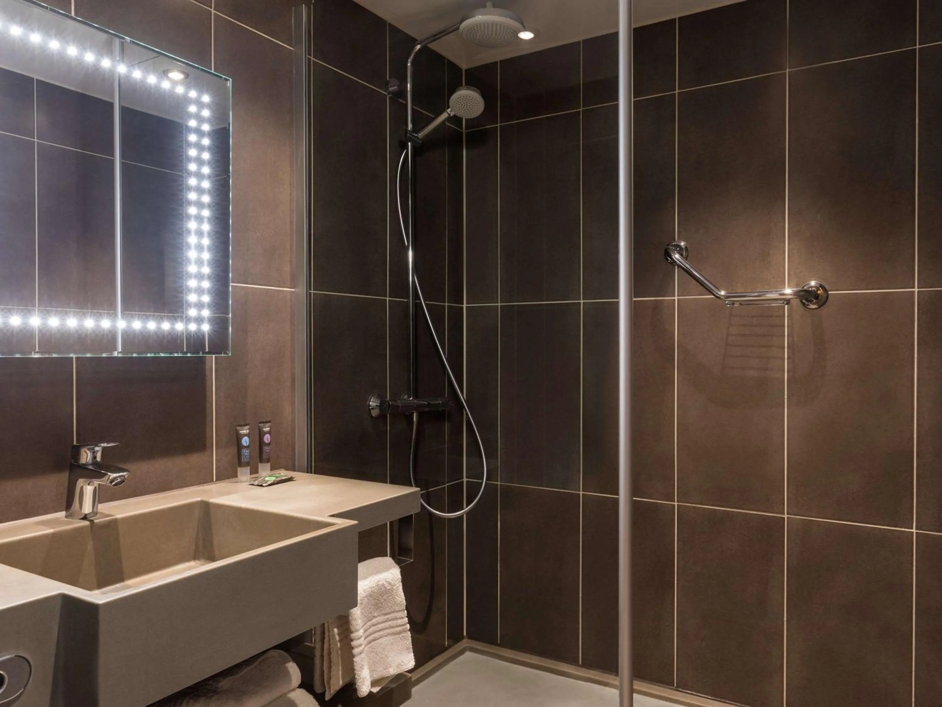 Photo of the whole room in Novotel Nottingham Derby