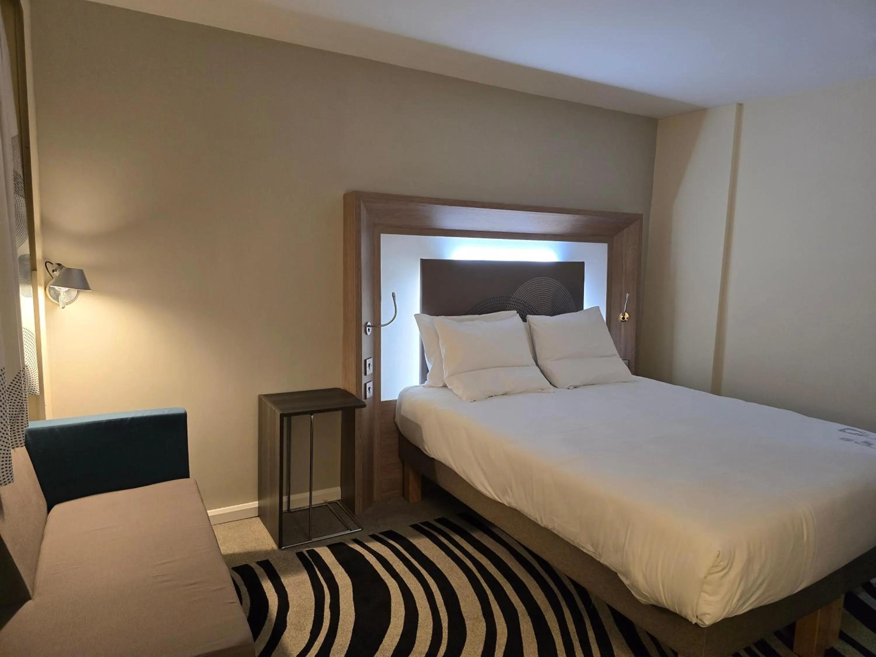 Photo of the whole room, Bed in Novotel Nottingham Derby