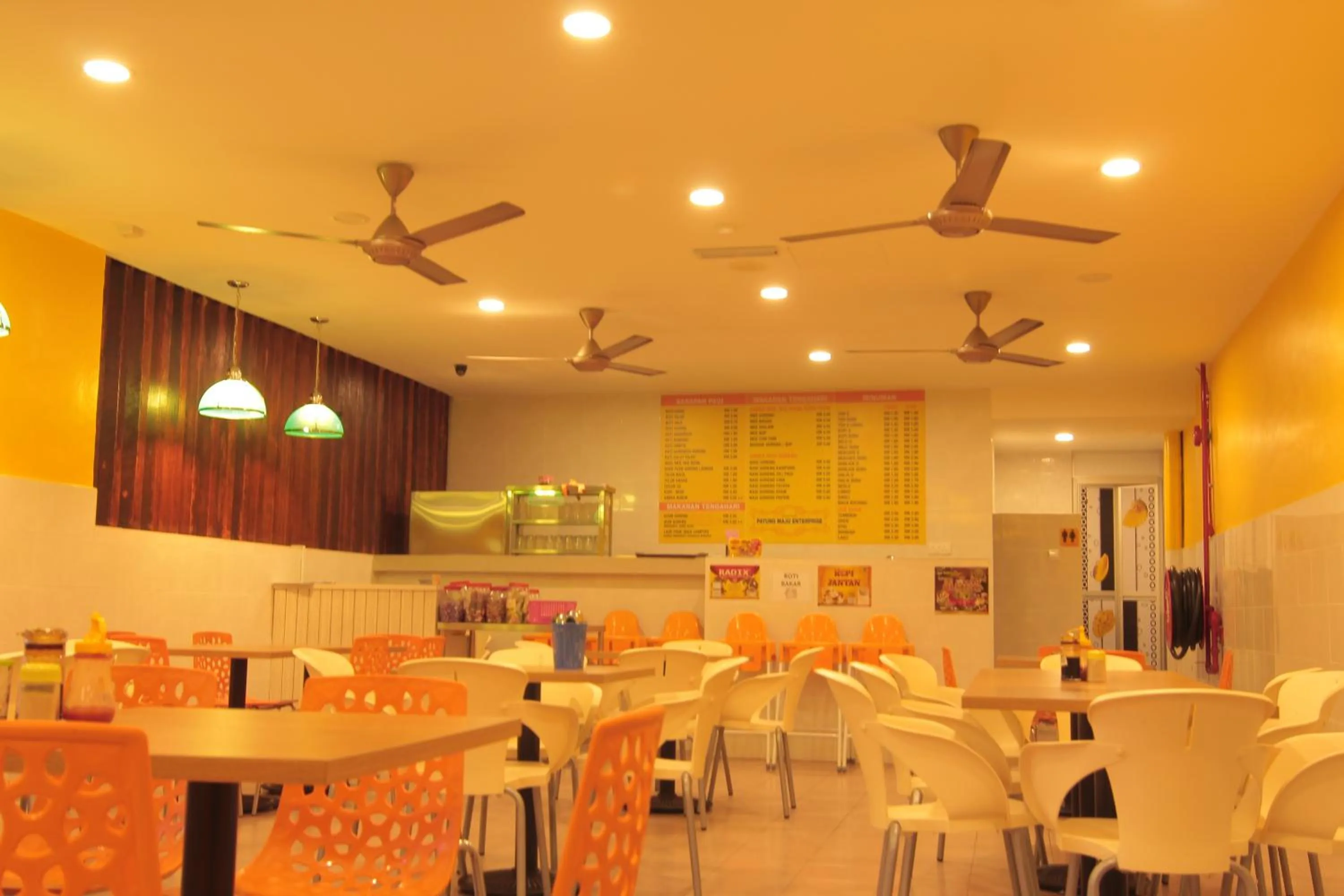 Restaurant/places to eat in Yellow Mansion Hotel Melaka Raya