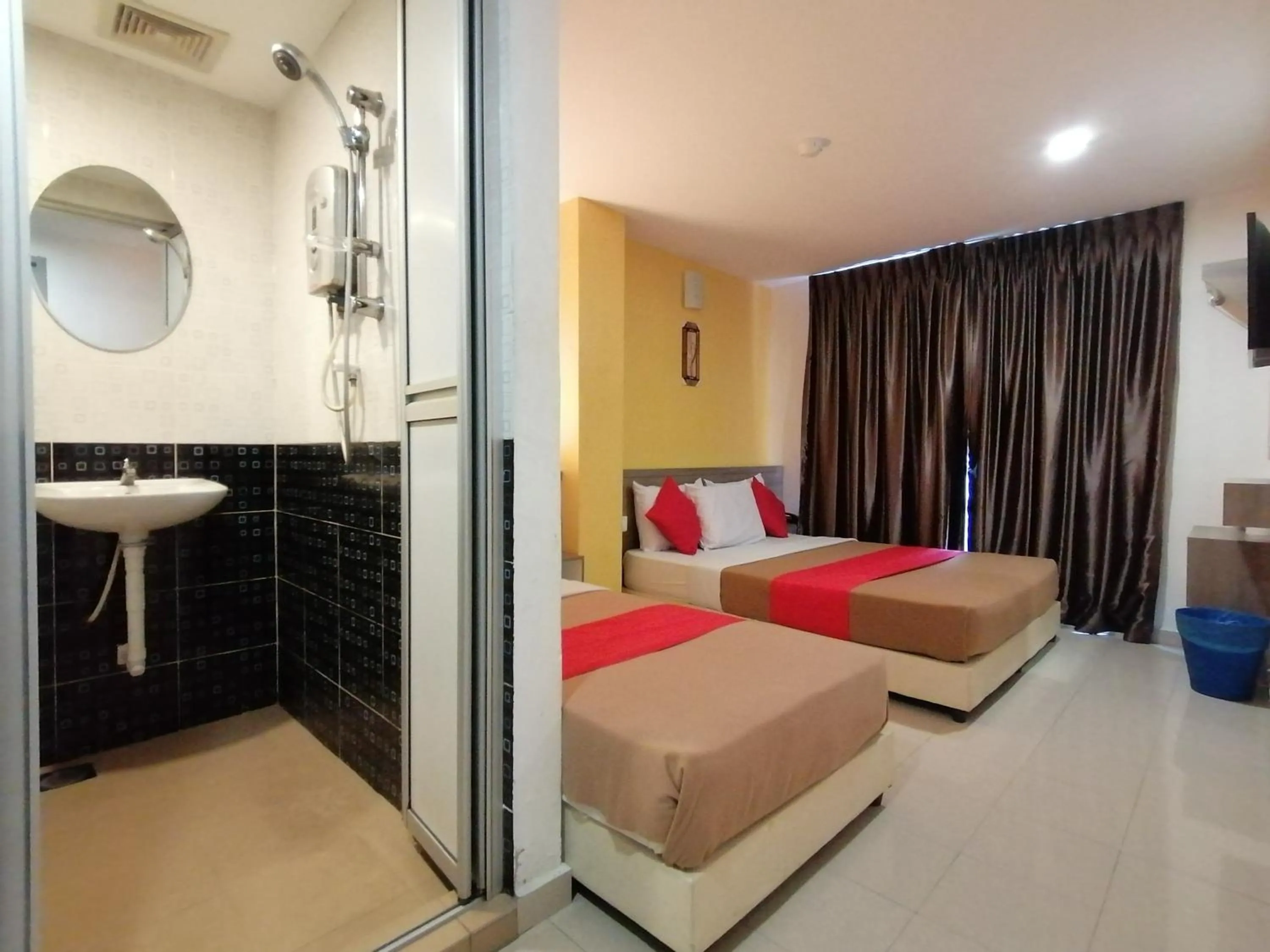 Bathroom, Bed in Yellow Mansion Hotel Melaka Raya