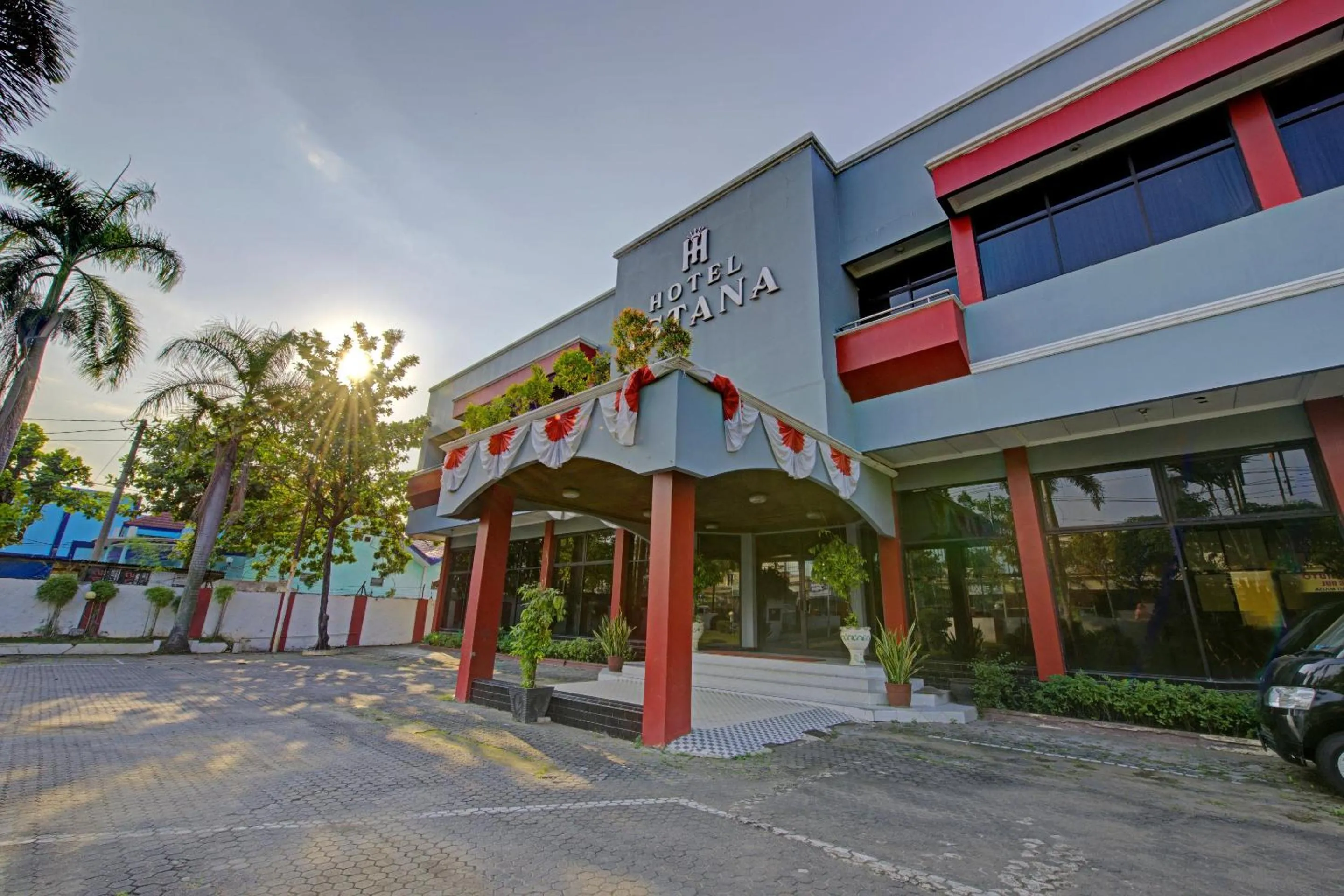 Facade/entrance in OYO 3934 Hotel Istana