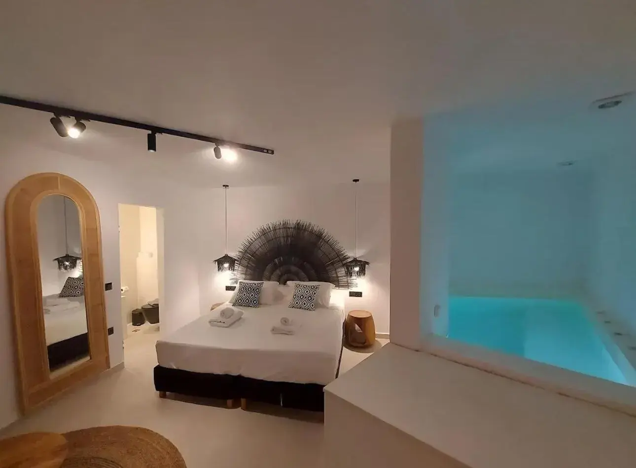 Cave Suite | Ensuite Hot-tub in Gazelle Living Cave Suite | Ensuite Hot-tub in Gazelle Living