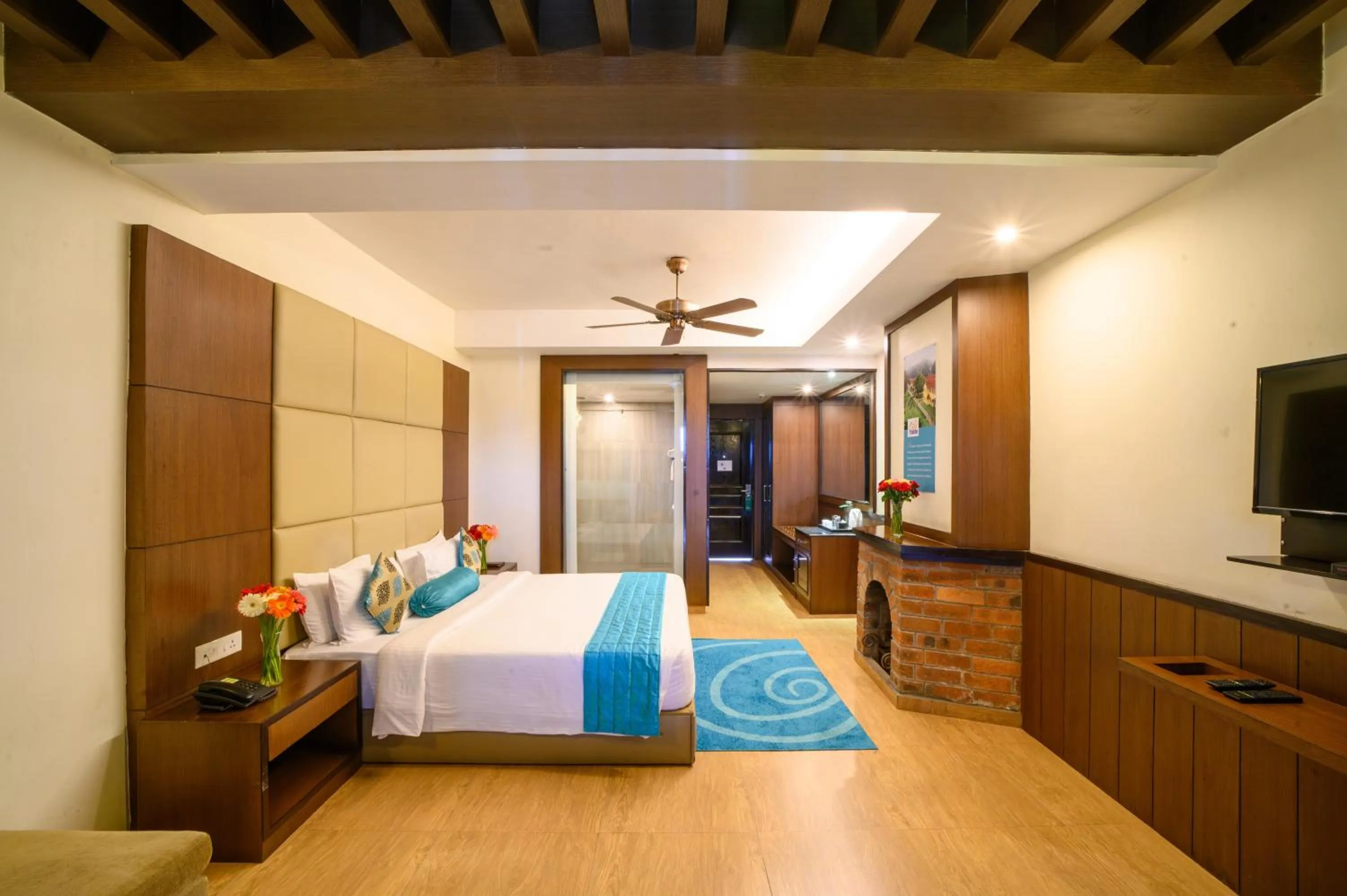 Photo of the whole room, Bed in Sinclairs Retreat Kalimpong