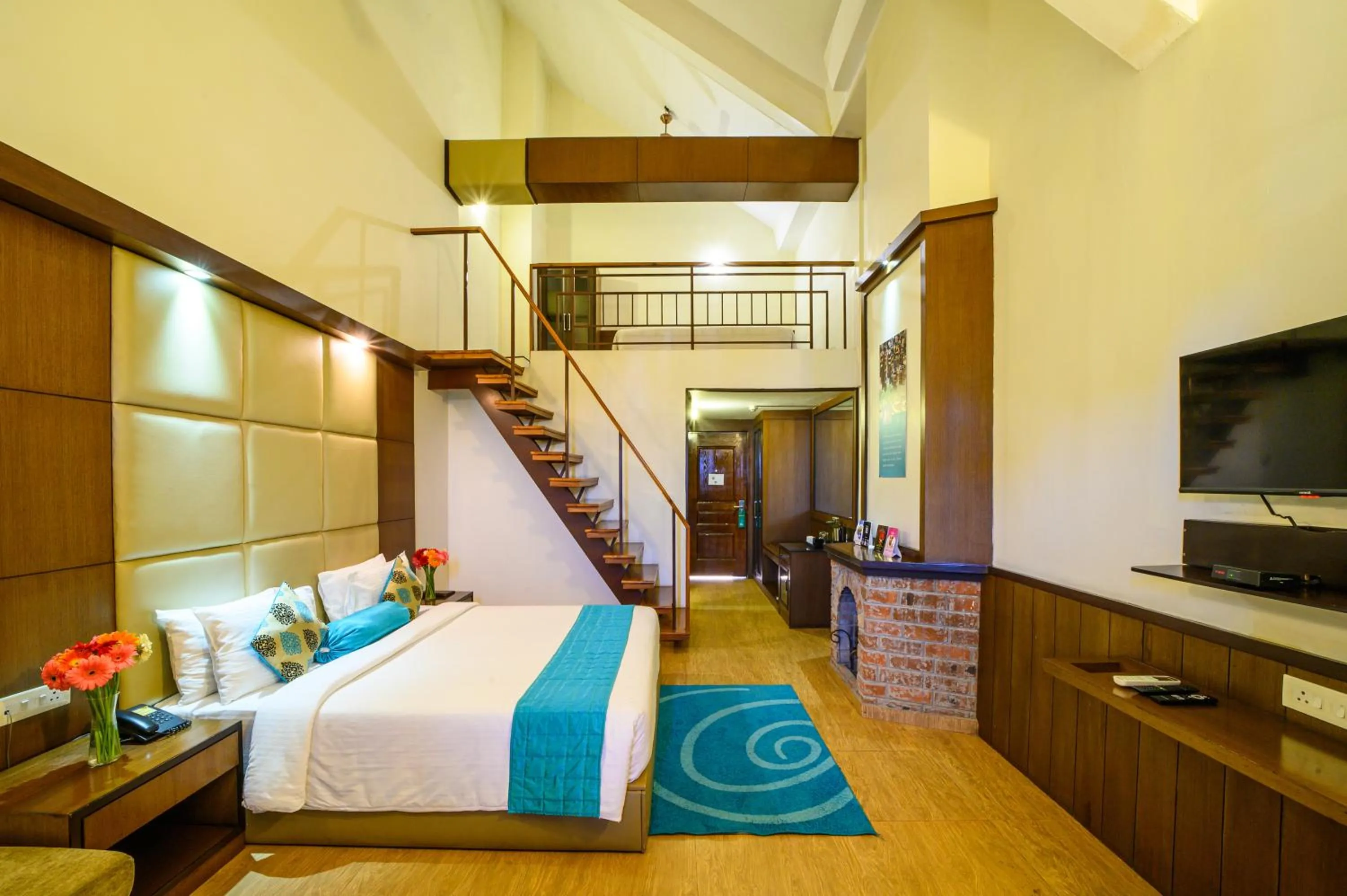 Photo of the whole room, Bed in Sinclairs Retreat Kalimpong