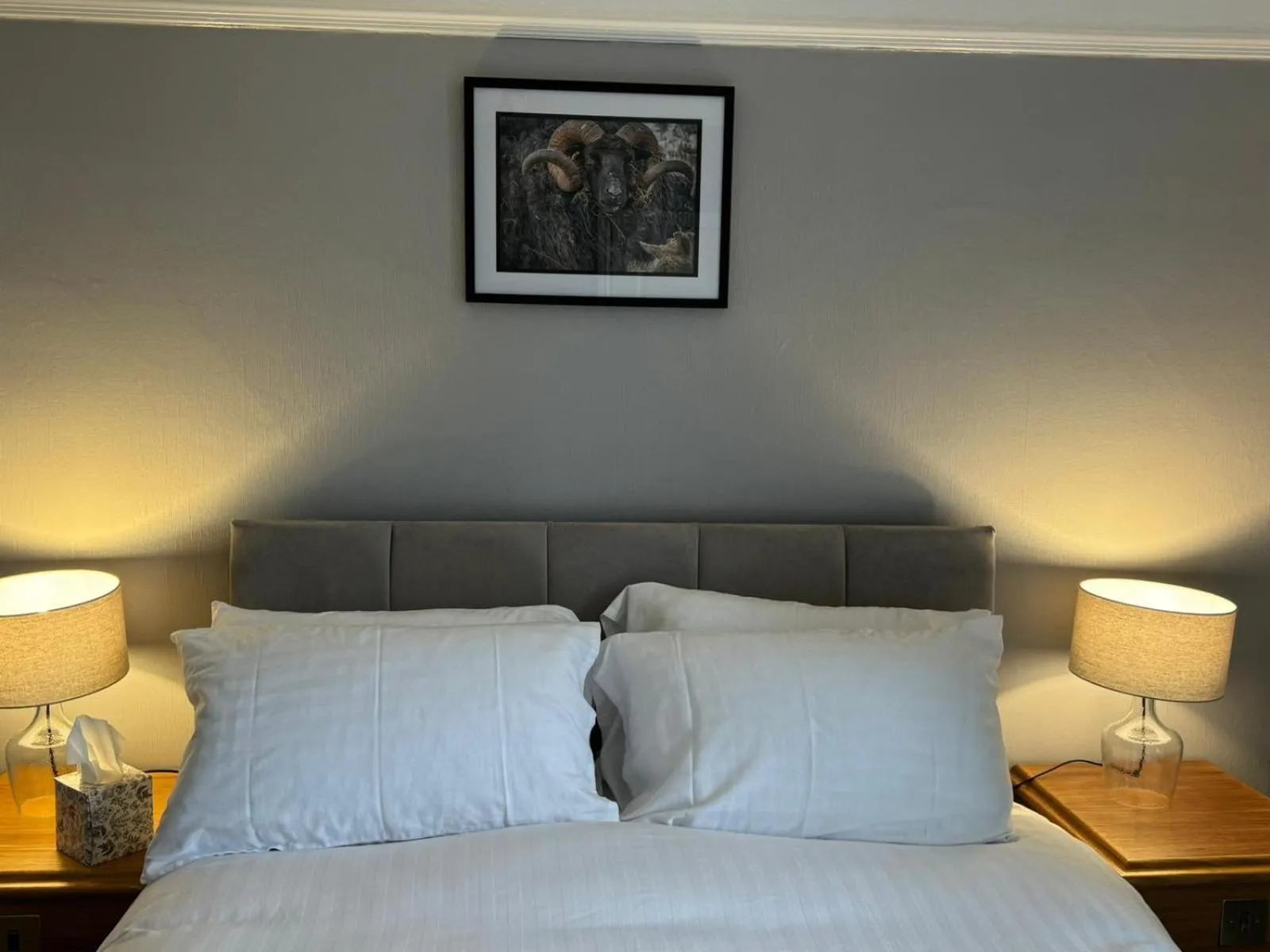 Bathroom, Bed in The George Hotel - Orton