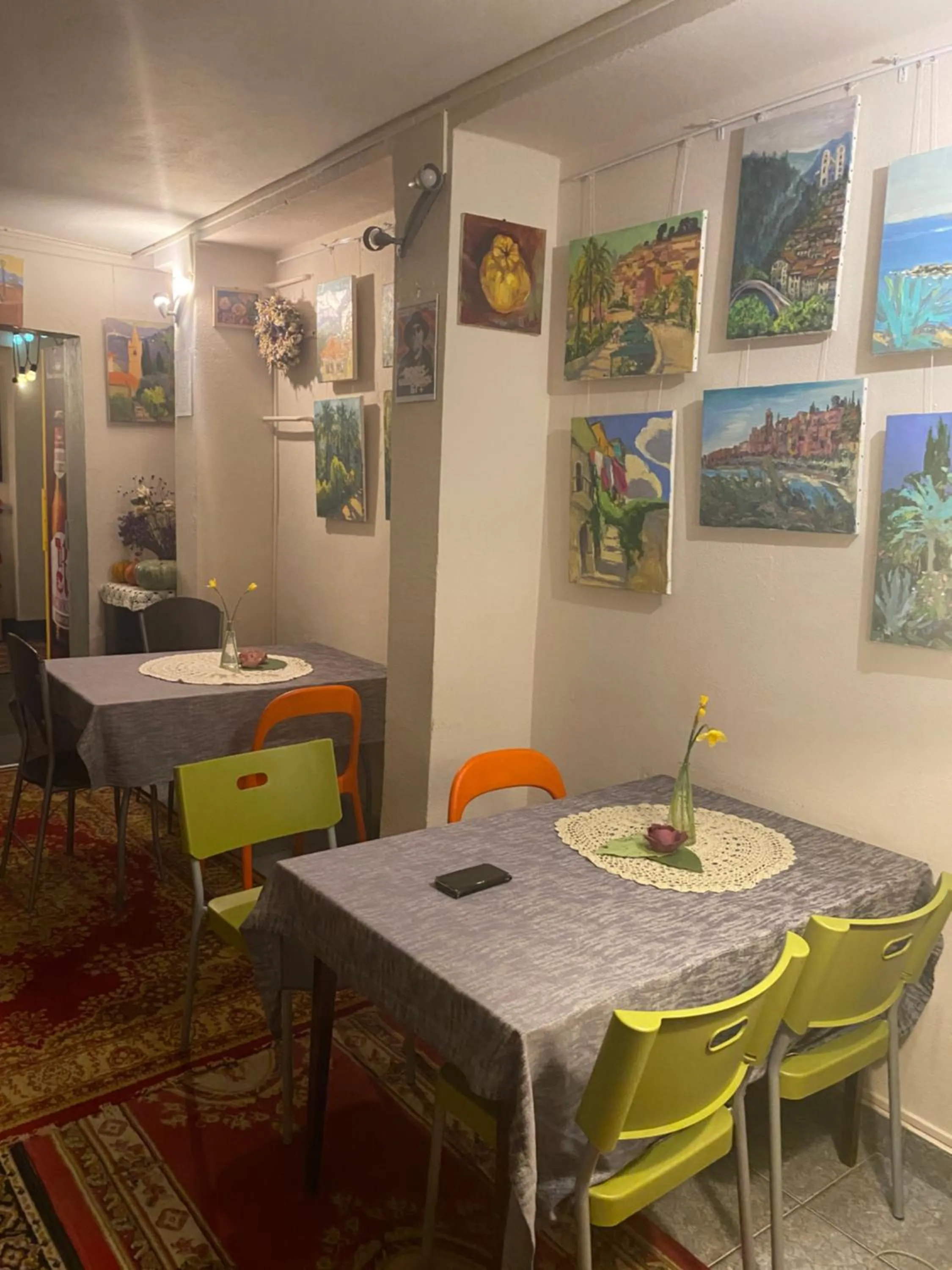 Restaurant/places to eat in Art Inn Space