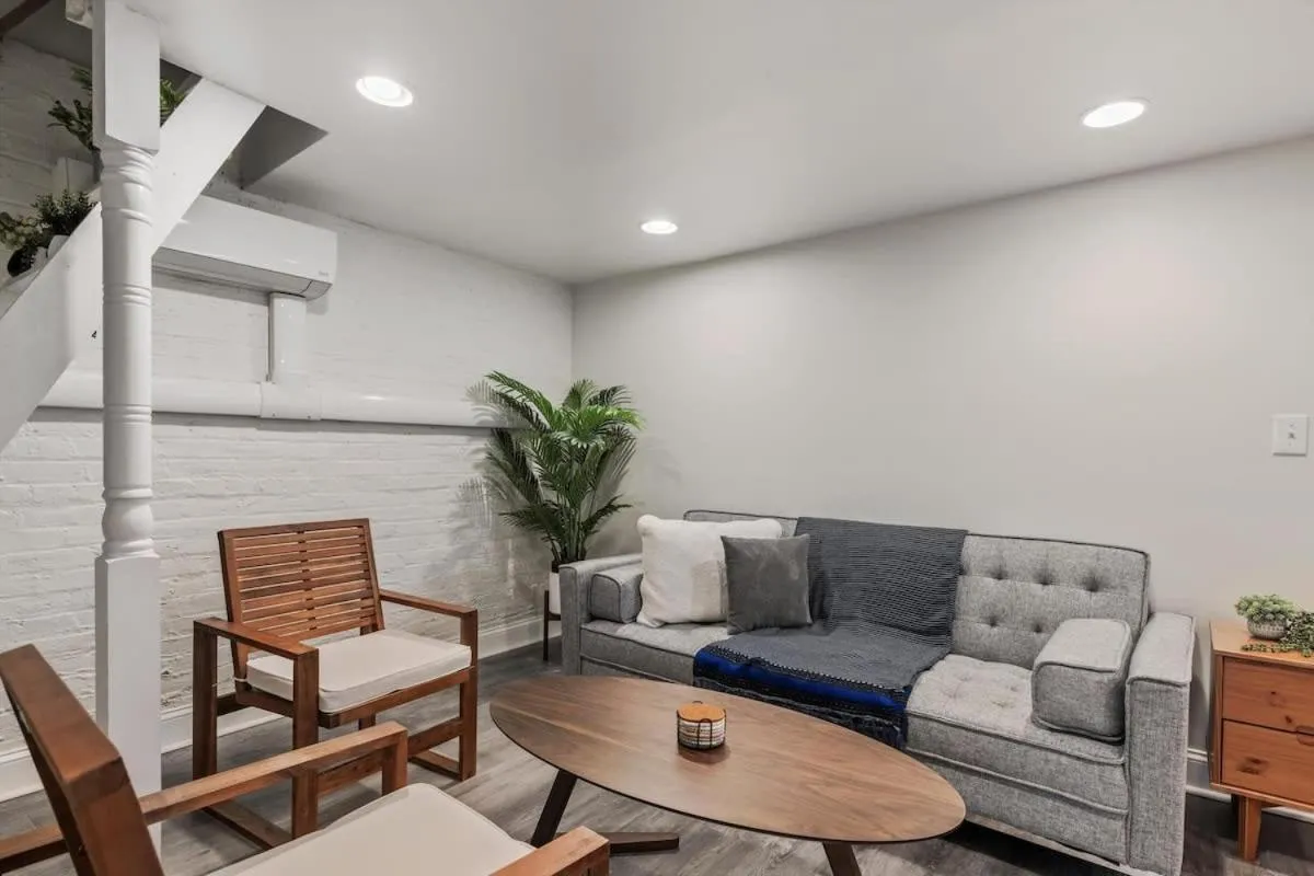 Garden-Level 2-BR Apt in Historic Petworth Home