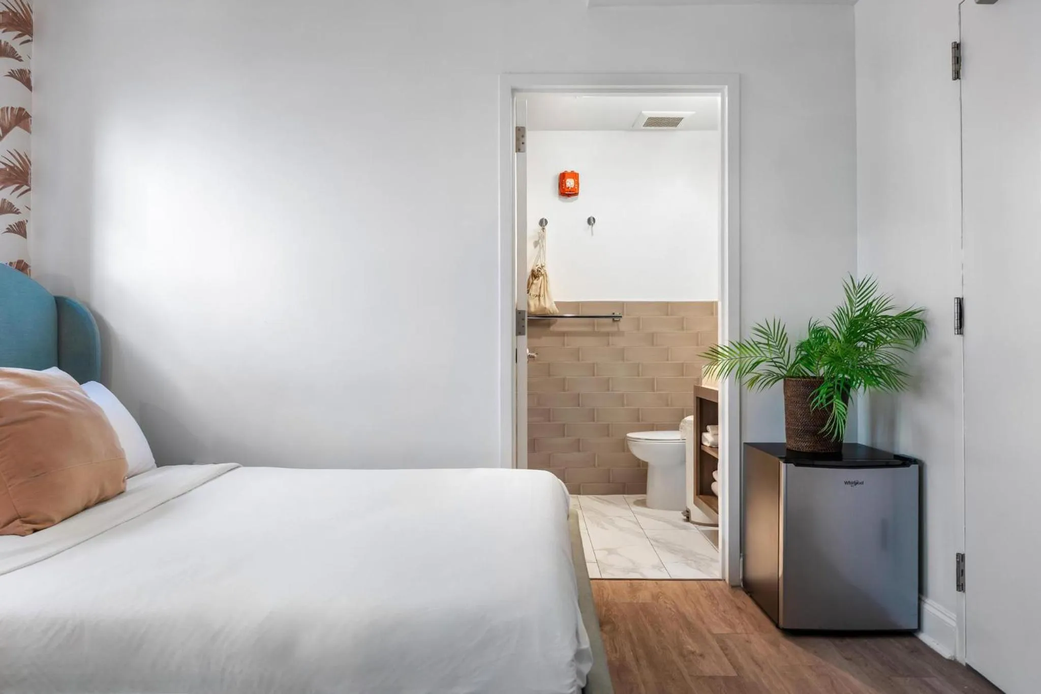 Bedroom, Bed in Luxuri Suites