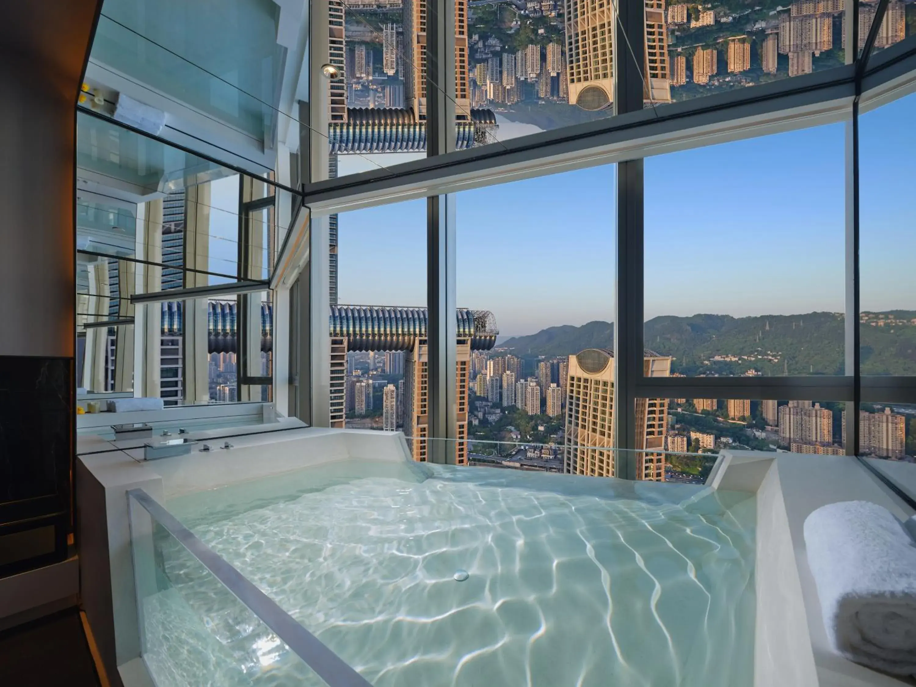 180° River-view King Room-Oversize Bathtub in ISEYA Panoramic Hotel Chongqing Jiefangbei Raffles Plaza 180° River-view King Room-Oversize Bathtub in ISEYA Panoramic Hotel Chongqing Jiefangbei Raffles Plaza