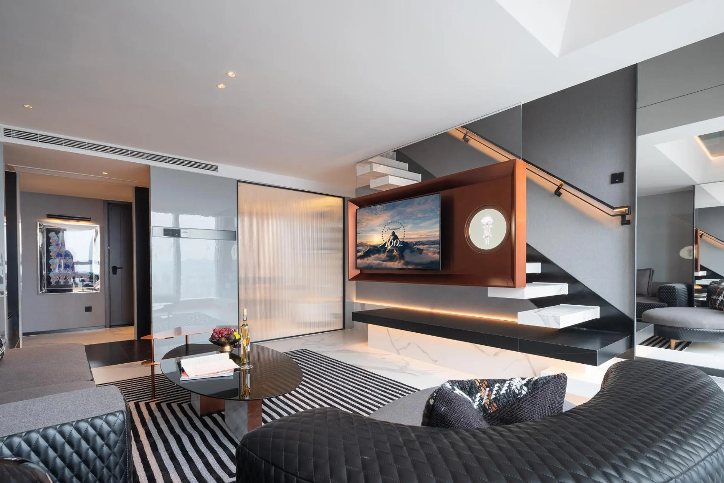 Living room, Bed in ISEYA Panoramic Hotel Chongqing Jiefangbei Raffles Plaza