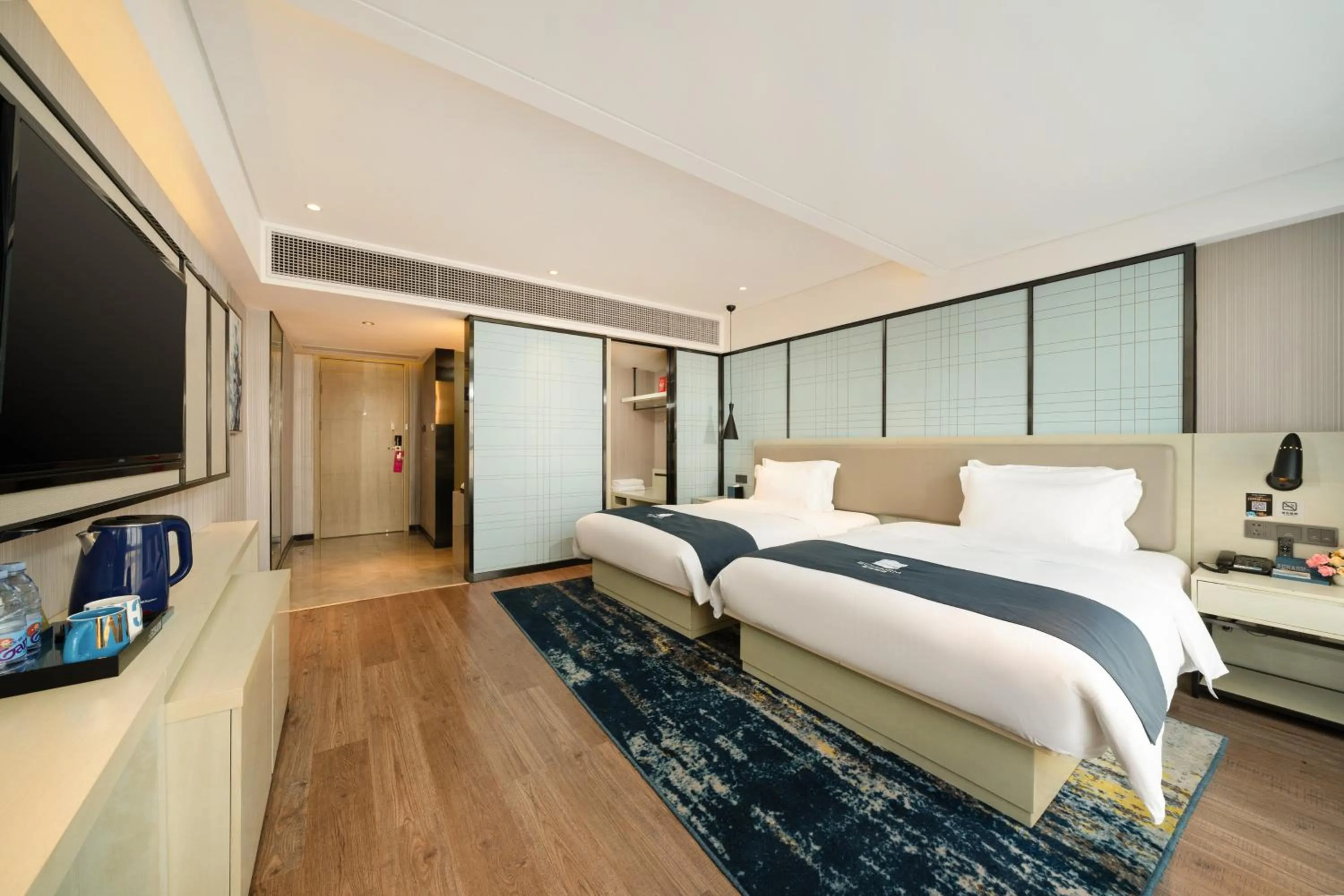 Photo of the whole room, Bed in Echarm Hotel Wuzhou Canghai Lake High Speed Railway Station