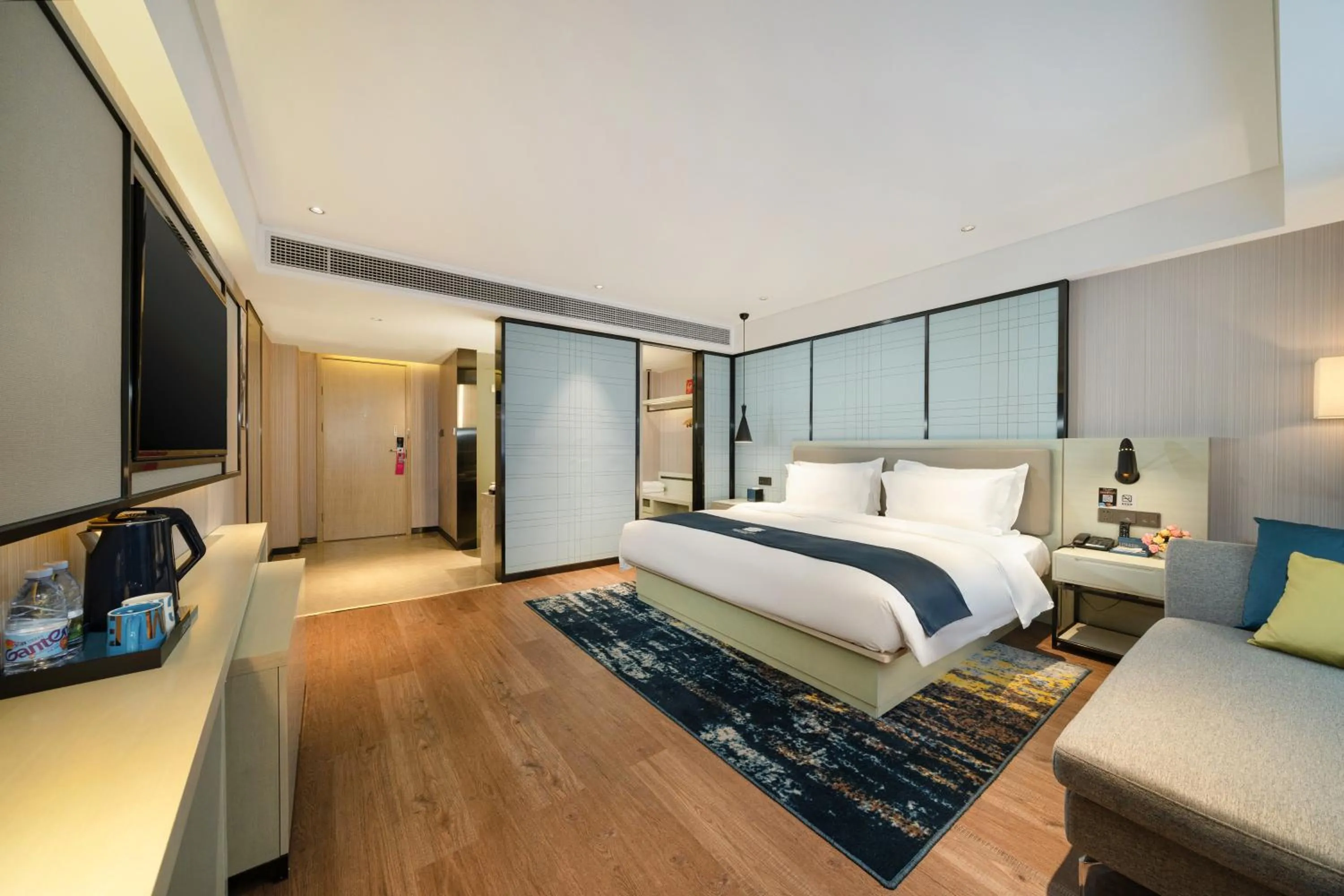 Communal lounge/ TV room, Bed in Echarm Hotel Wuzhou Canghai Lake High Speed Railway Station