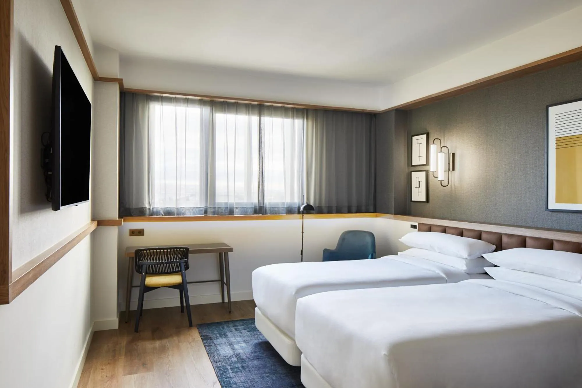 Photo of the whole room, Bed in Four Points by Sheraton Barcelona Airport