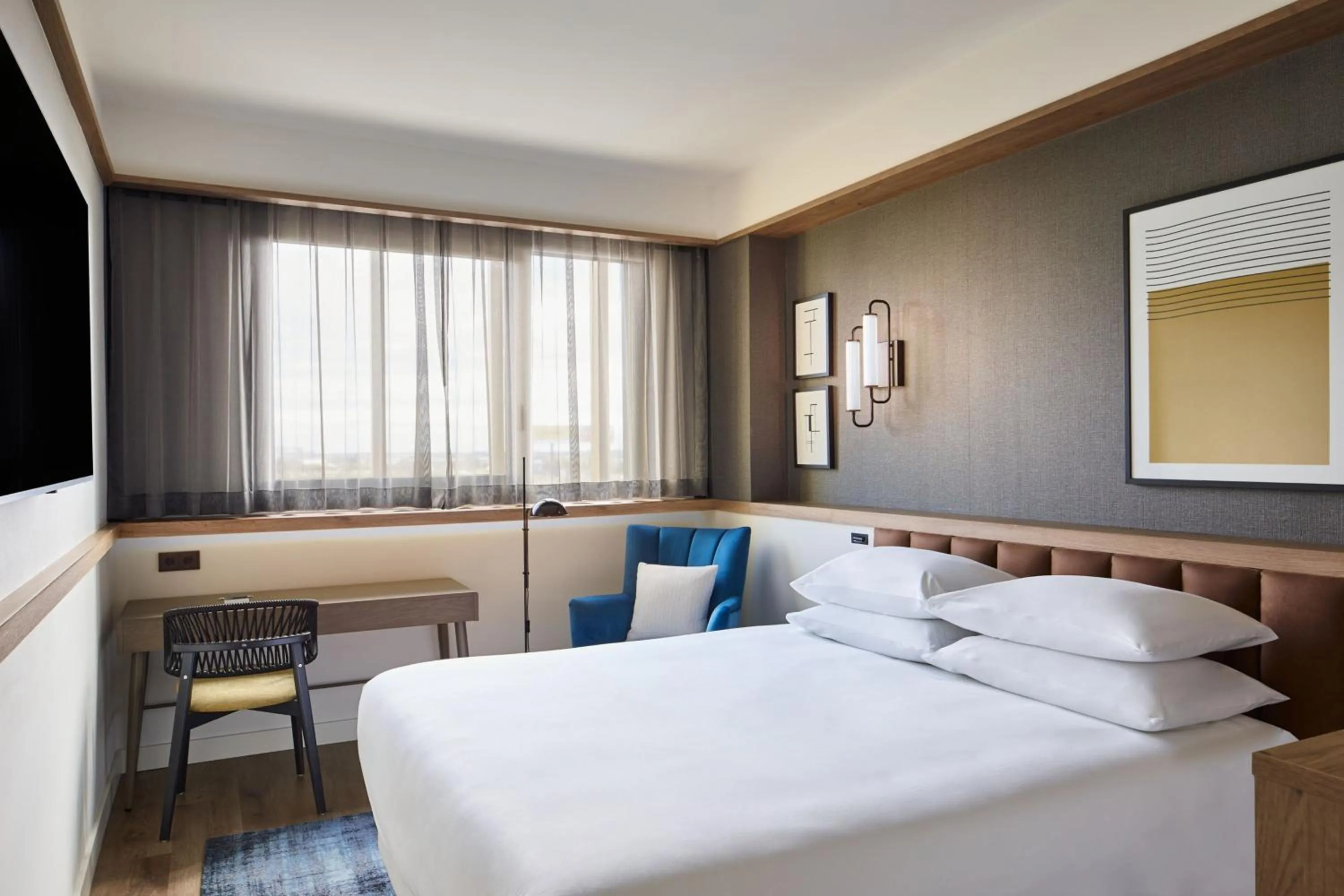 Photo of the whole room, Bed in Four Points by Sheraton Barcelona Airport