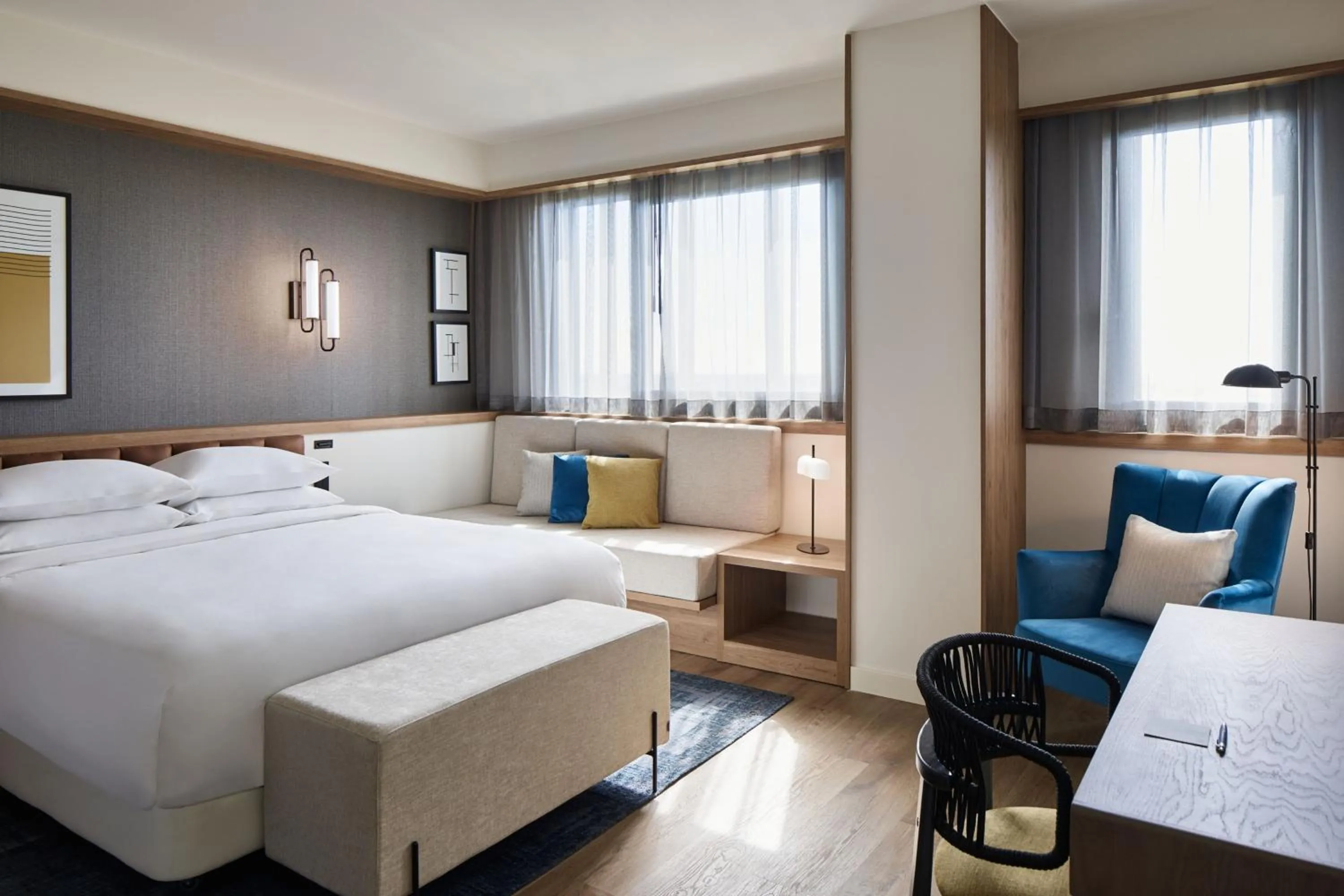 Photo of the whole room, Bed in Four Points by Sheraton Barcelona Airport