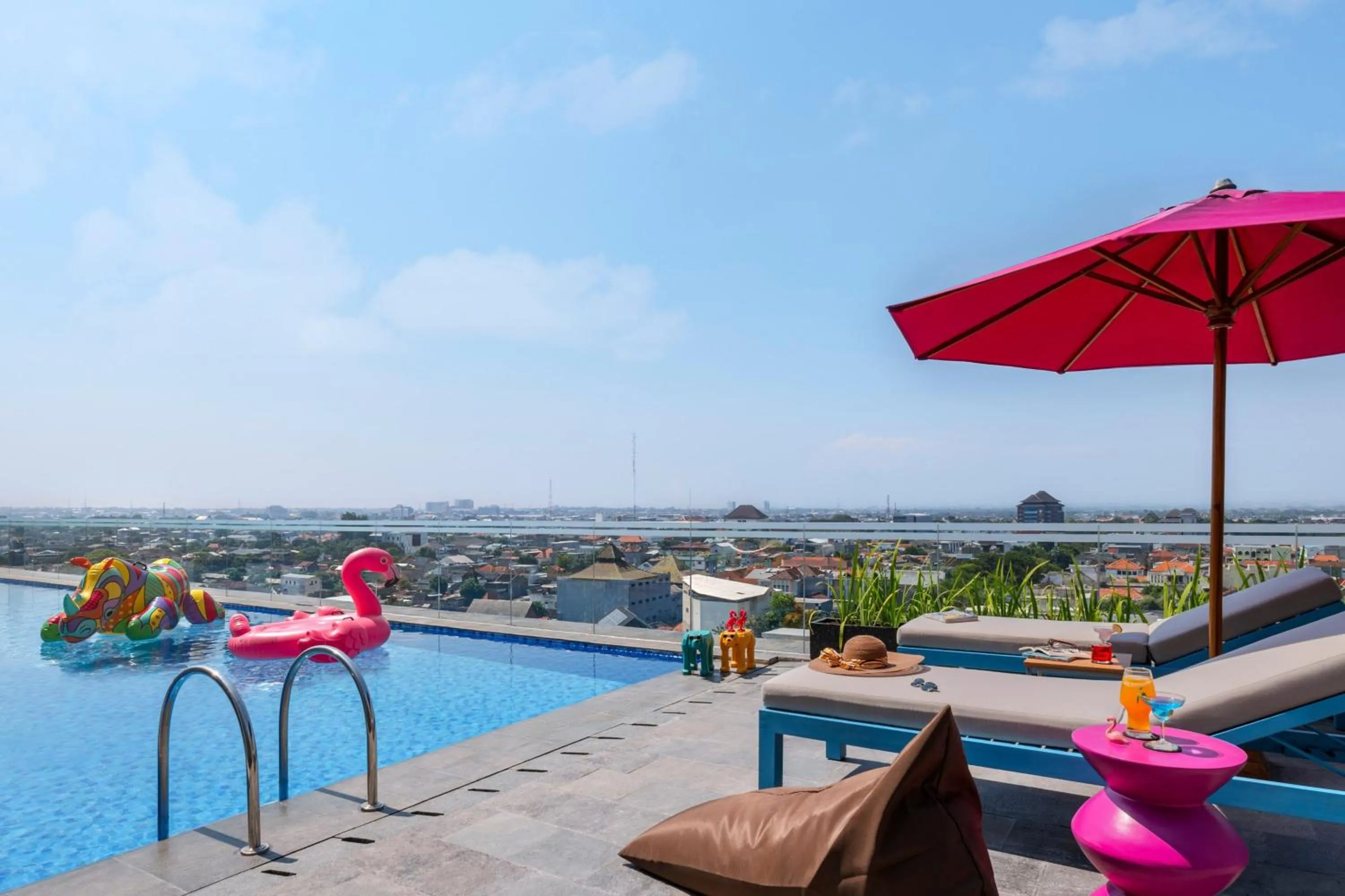 Swimming pool in Moxy Solo