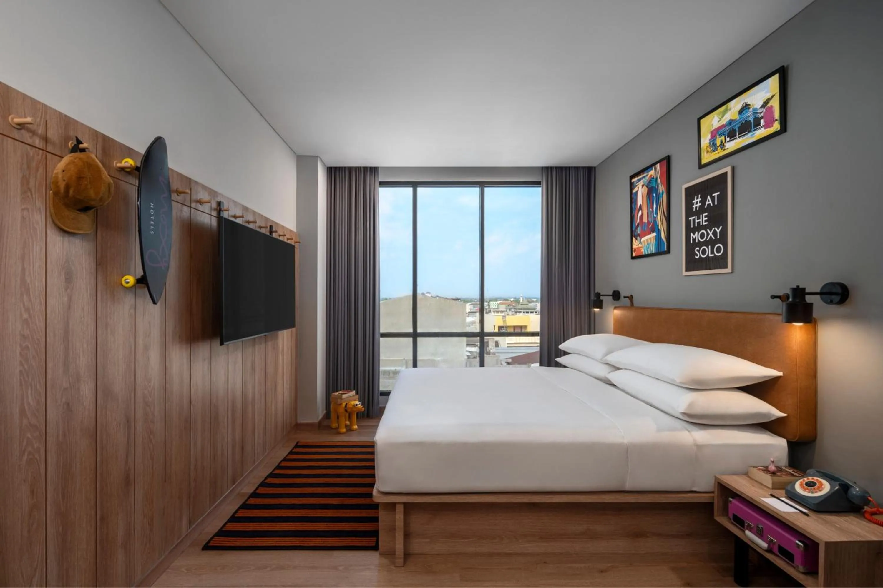 Photo of the whole room, Bed in Moxy Solo