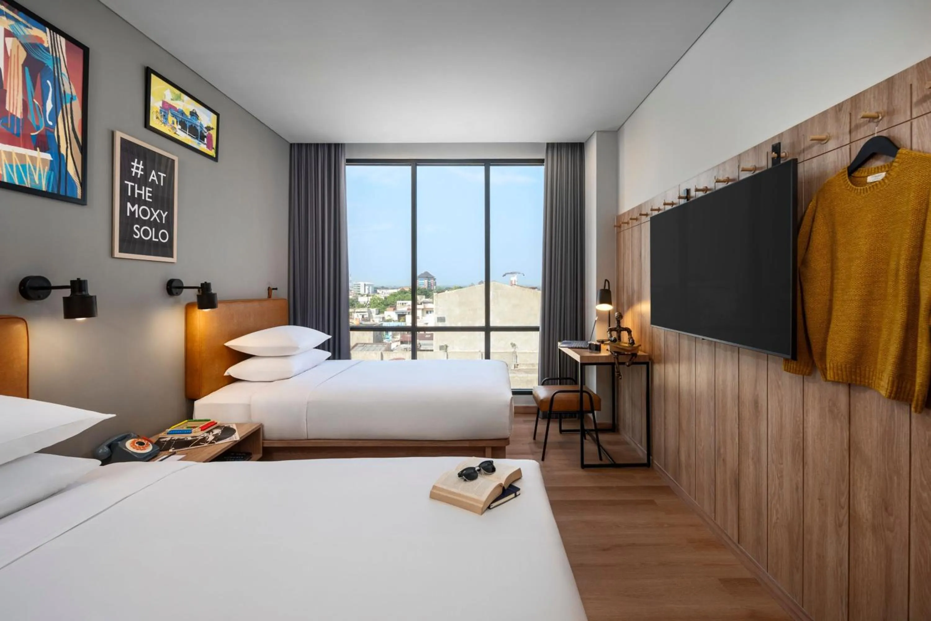 Photo of the whole room, Bed in Moxy Solo