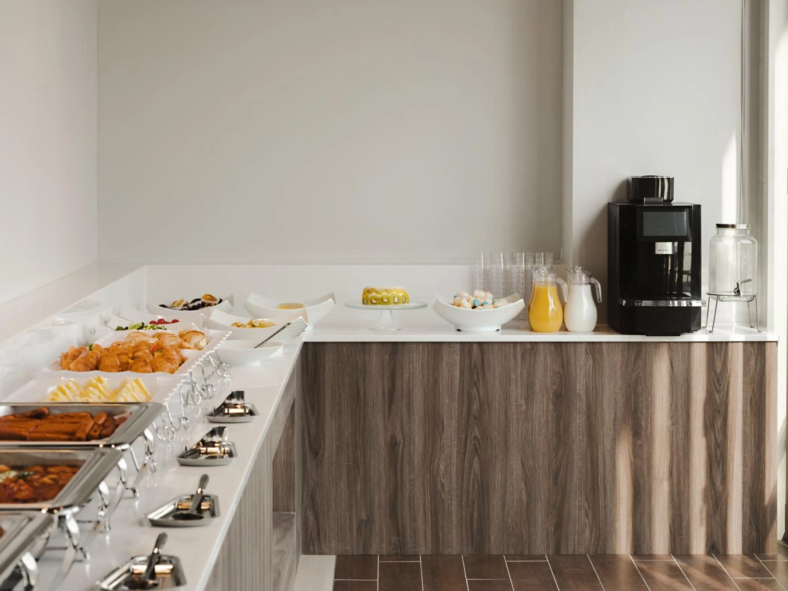 Restaurant/places to eat in Urbanstay Siheung Geobukseom