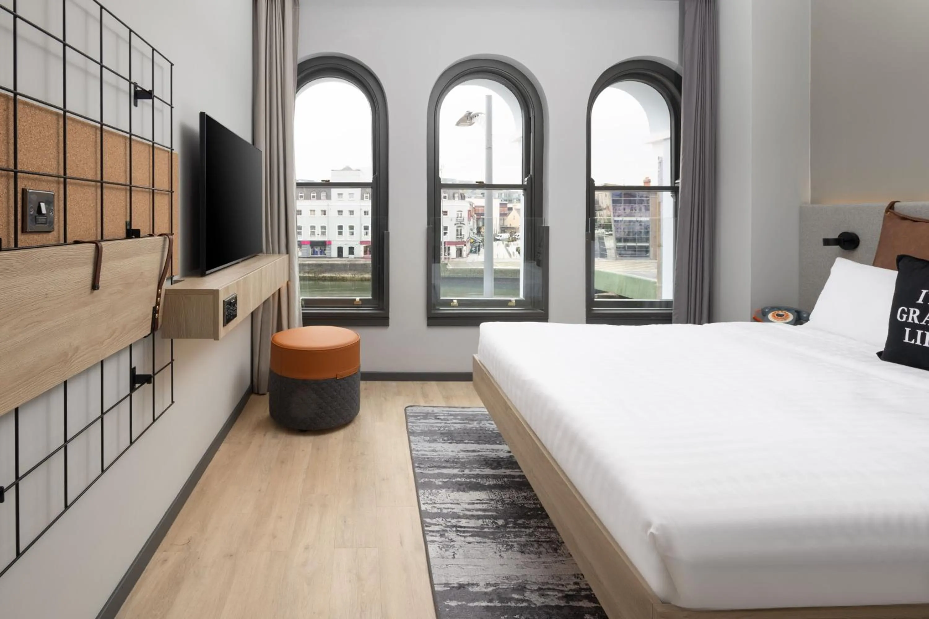 Photo of the whole room, Bed in Moxy Cork