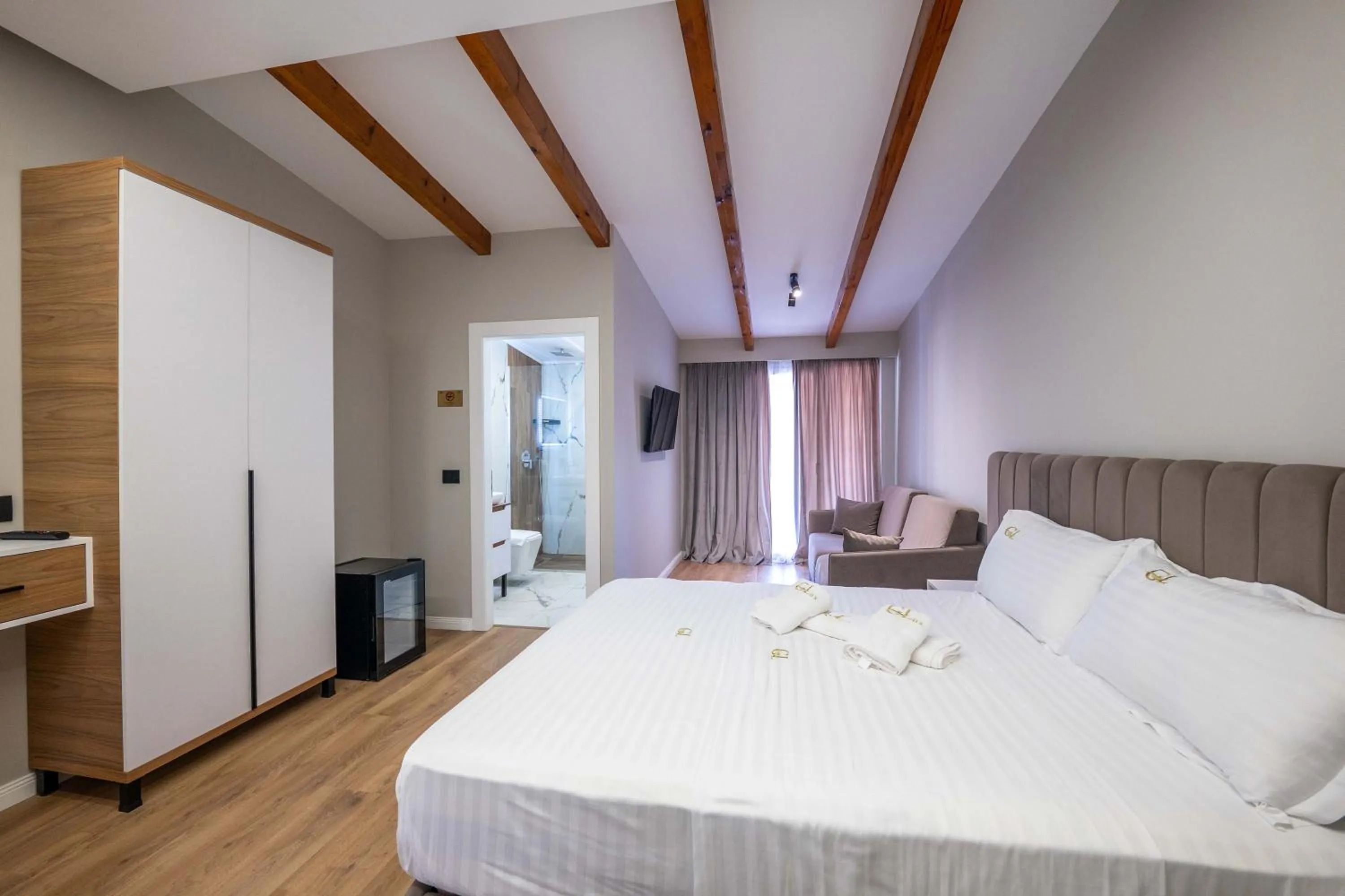 Bed in Golemi Lux Hotel