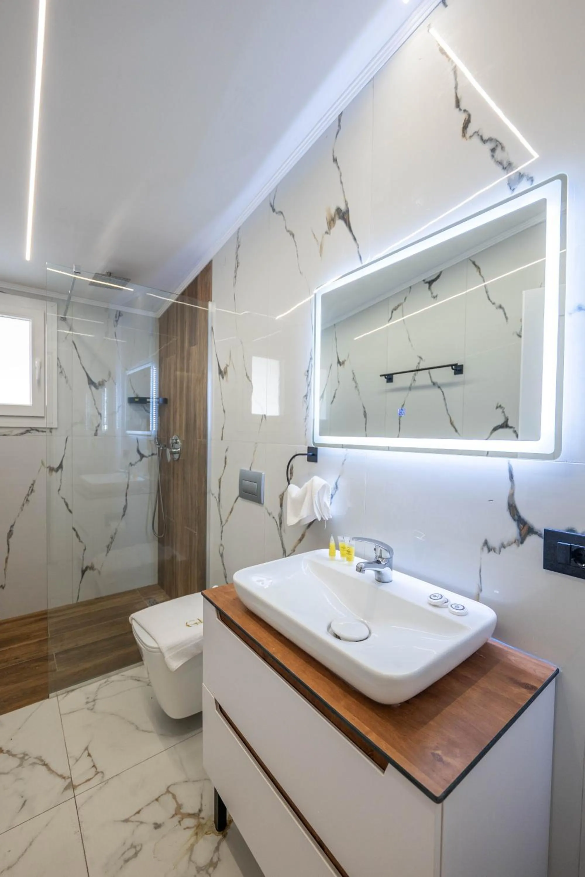 Shower in Golemi Lux Hotel