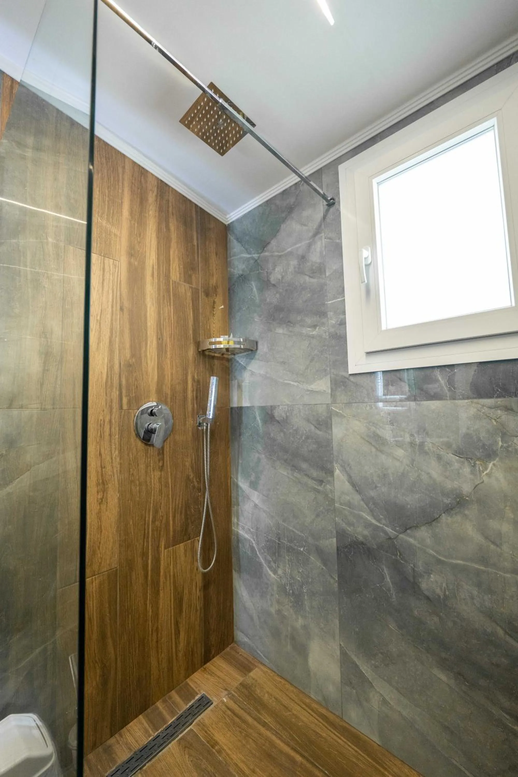 Shower in Golemi Lux Hotel