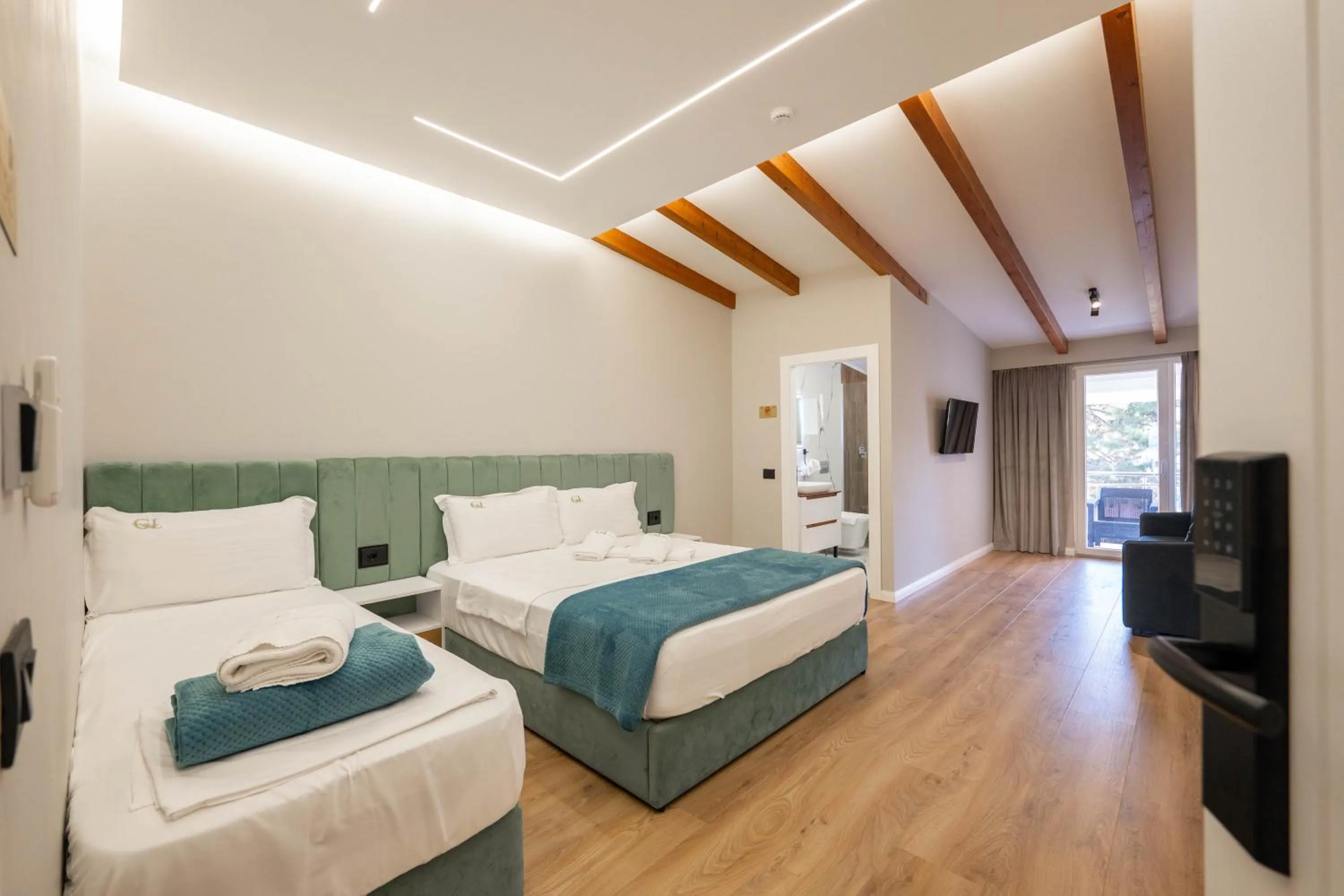 TV and multimedia, Bed in Golemi Lux Hotel