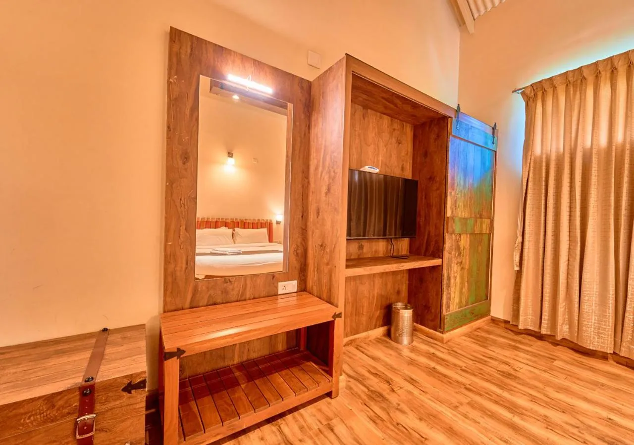 Communal lounge/ TV room, Bed in AJ Gable Clouds Ooty by VOYE HOMES - Serene Stay Near Avalanche Emerald Lake