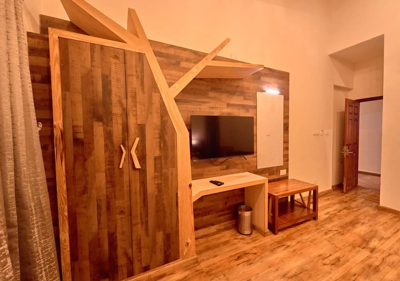 Communal lounge/ TV room in AJ Gable Clouds Ooty by VOYE HOMES - Serene Stay Near Avalanche Emerald Lake