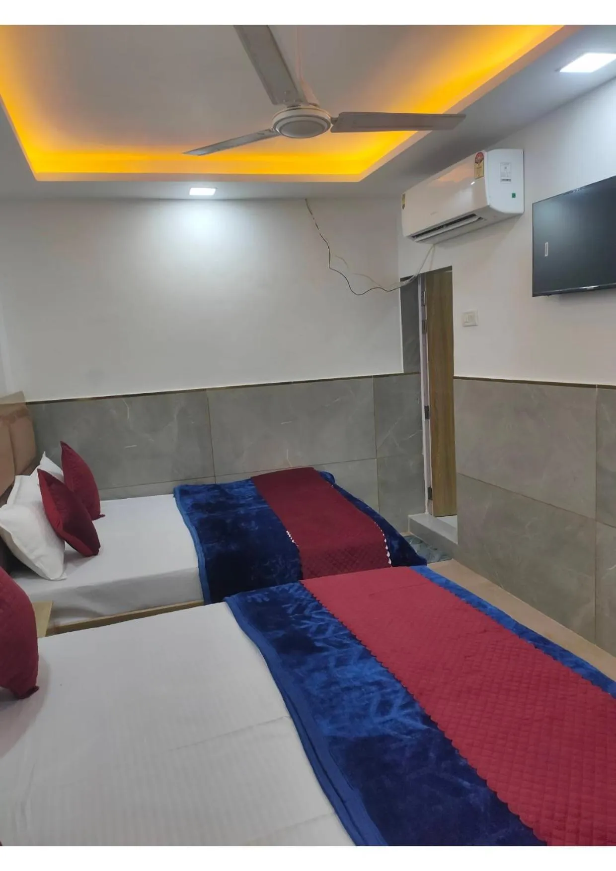 Bed in Hotel Sheeri Inn