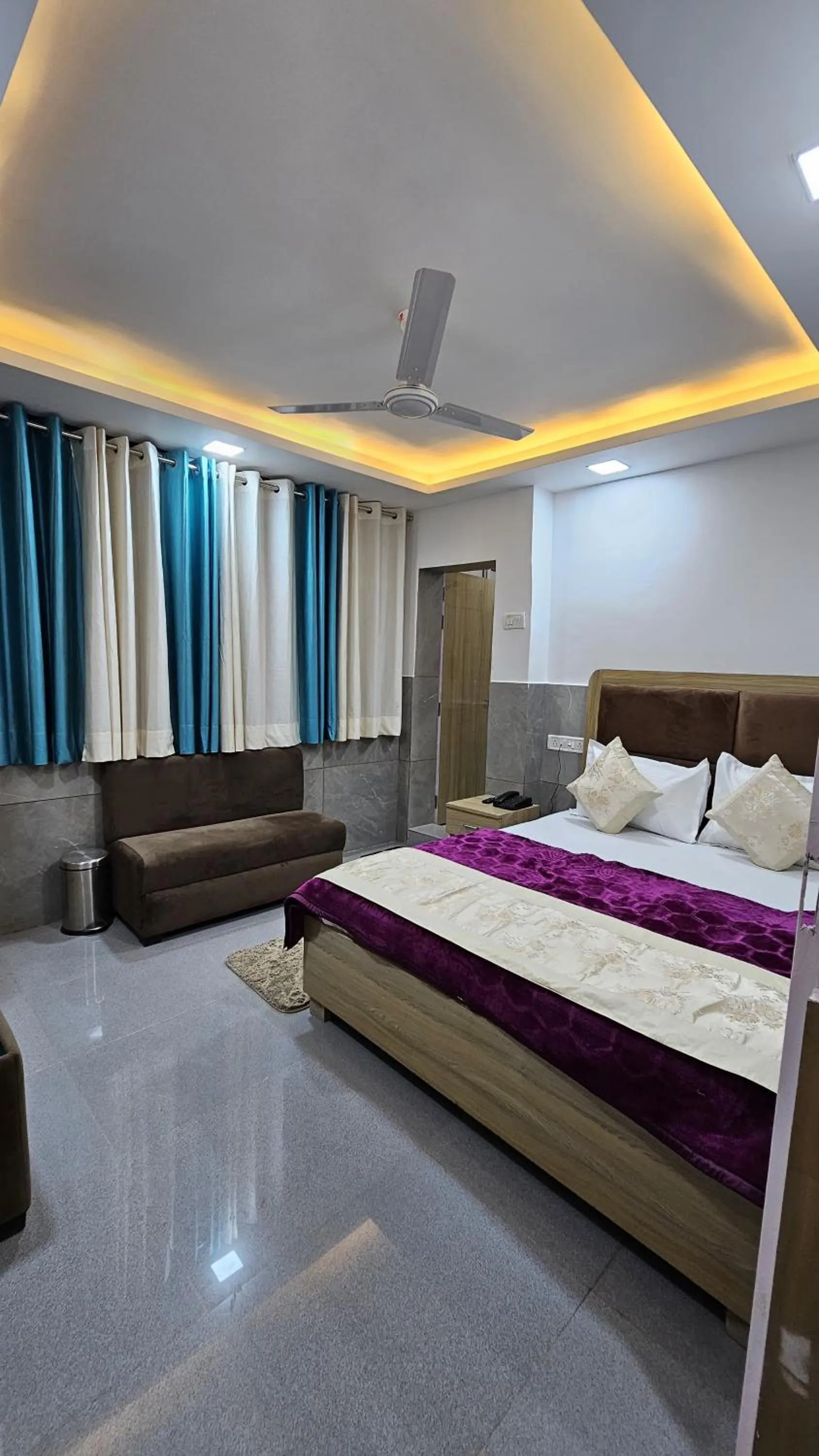 Bed in Hotel Sheeri Inn